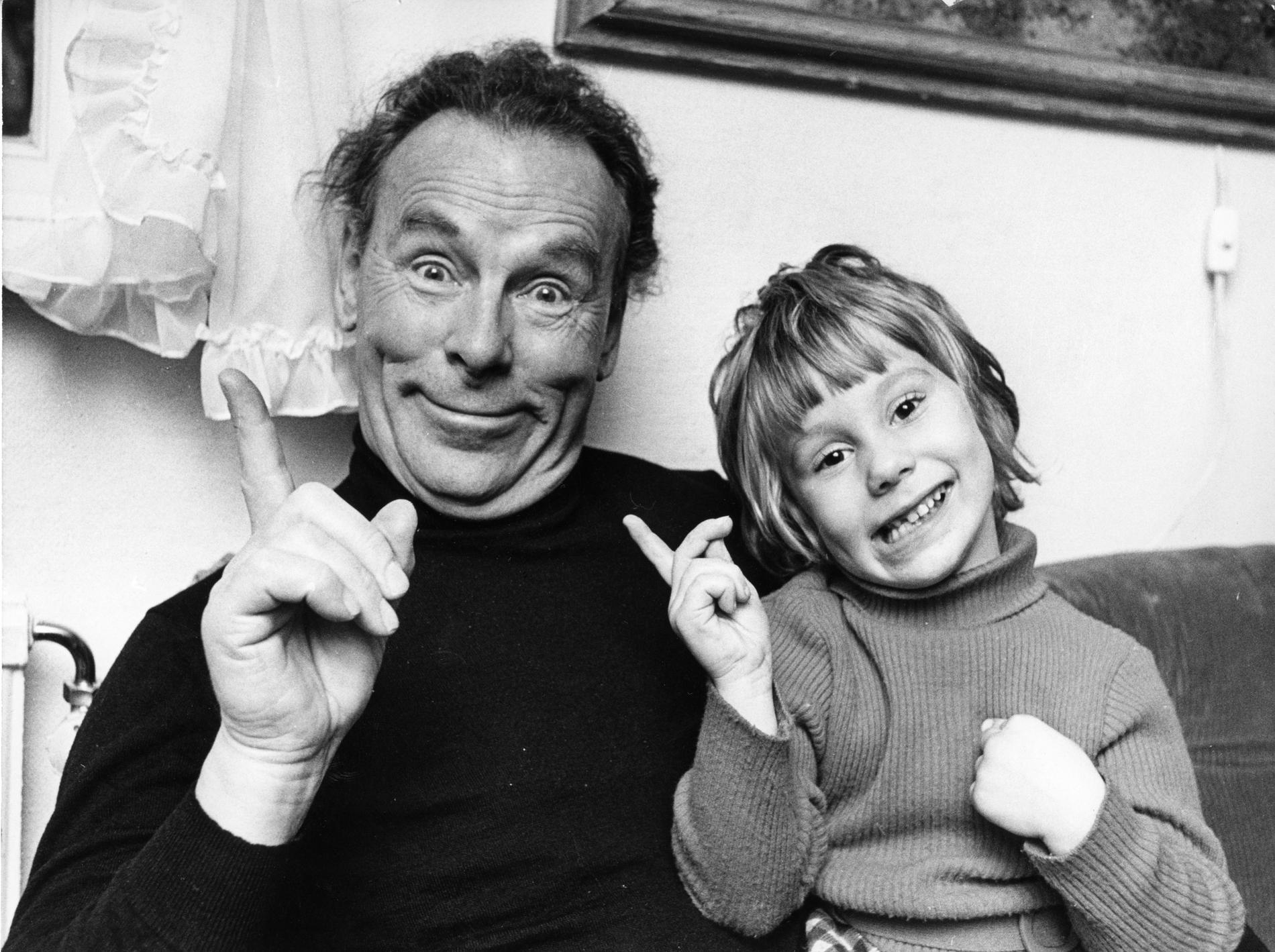 Nils Poppe gestikulerar tillsammans med dottern Mia Poppe 1972.