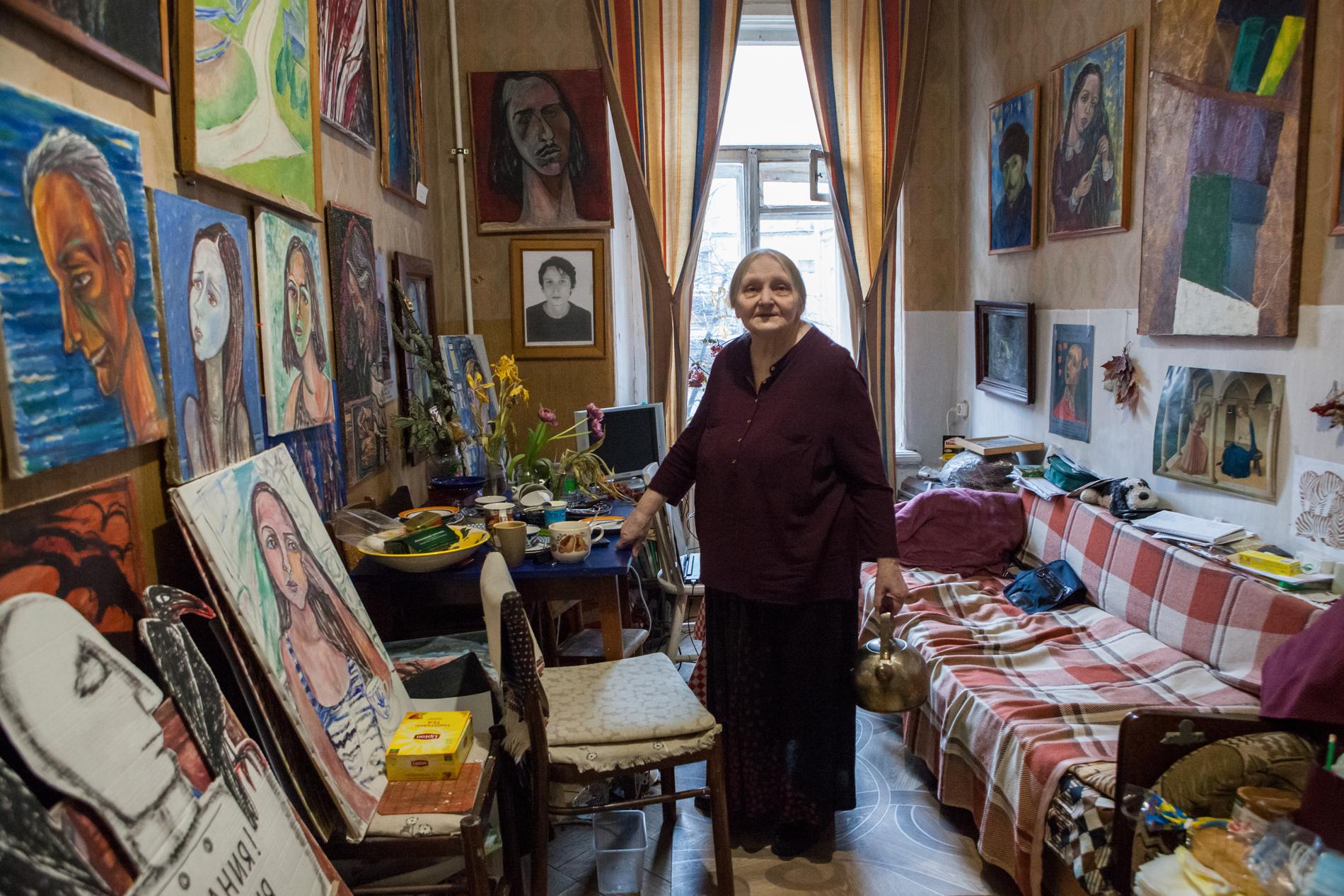 Jelena Osipova omgiven av sina egna målningar i hemmet i Sankt Petersburg.