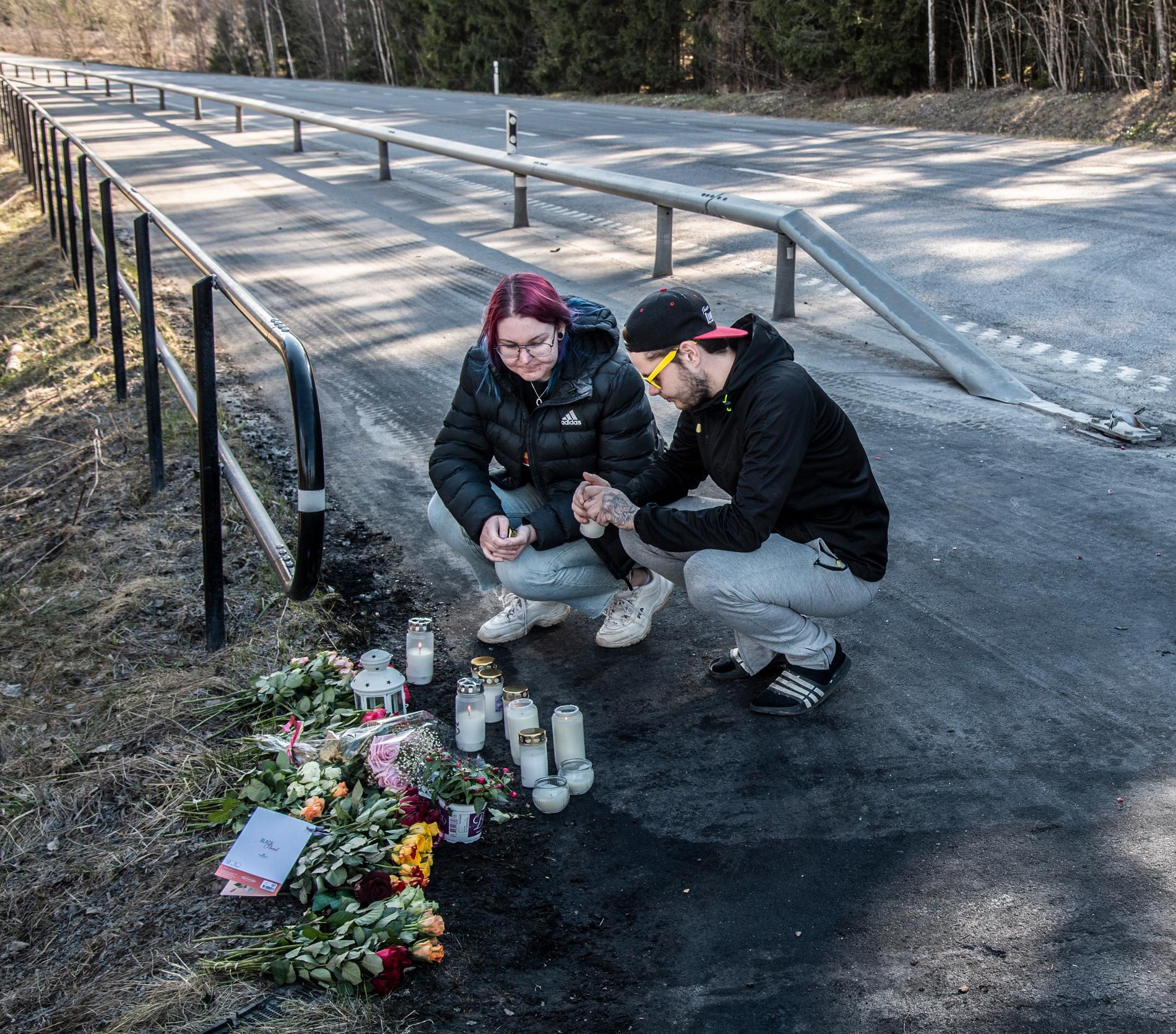 Ida Johansson, 22 år och Victor Isaksson, 24 tänder ljus på platsen för olyckan.
