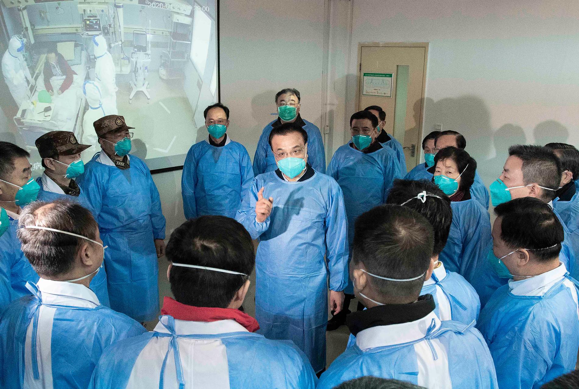 Kinas premiärminister Li Keqiang träffar sjukhuspersonal på  Wuhan Jinyintan Hospital i Wuhan.