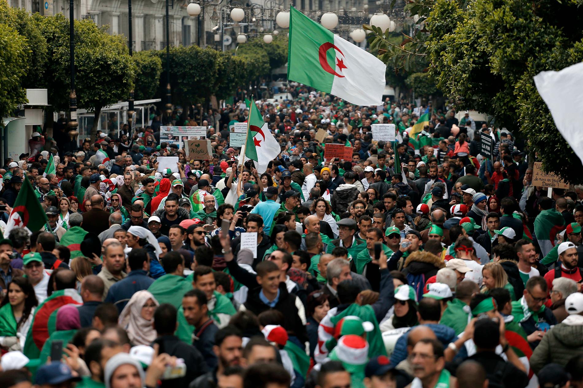 Proteströrelsen har fortsatt att kräva inflytelserika politikers avgång, även sedan expresidenten Abdelaziz Bouteflikas sorti den 3 april.