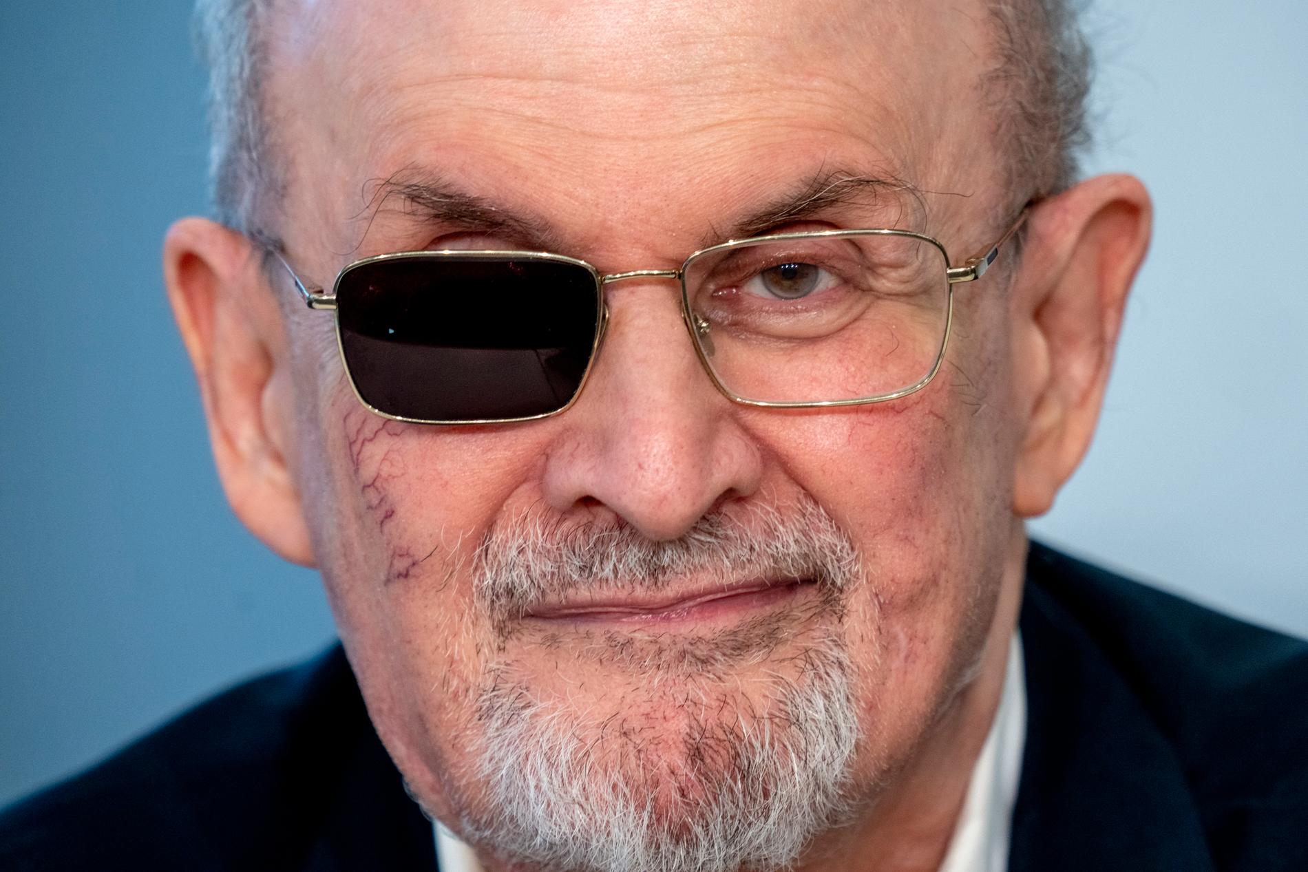 Salman Rushdie blev blind på högra ögat efter attacken. Arkivbild.