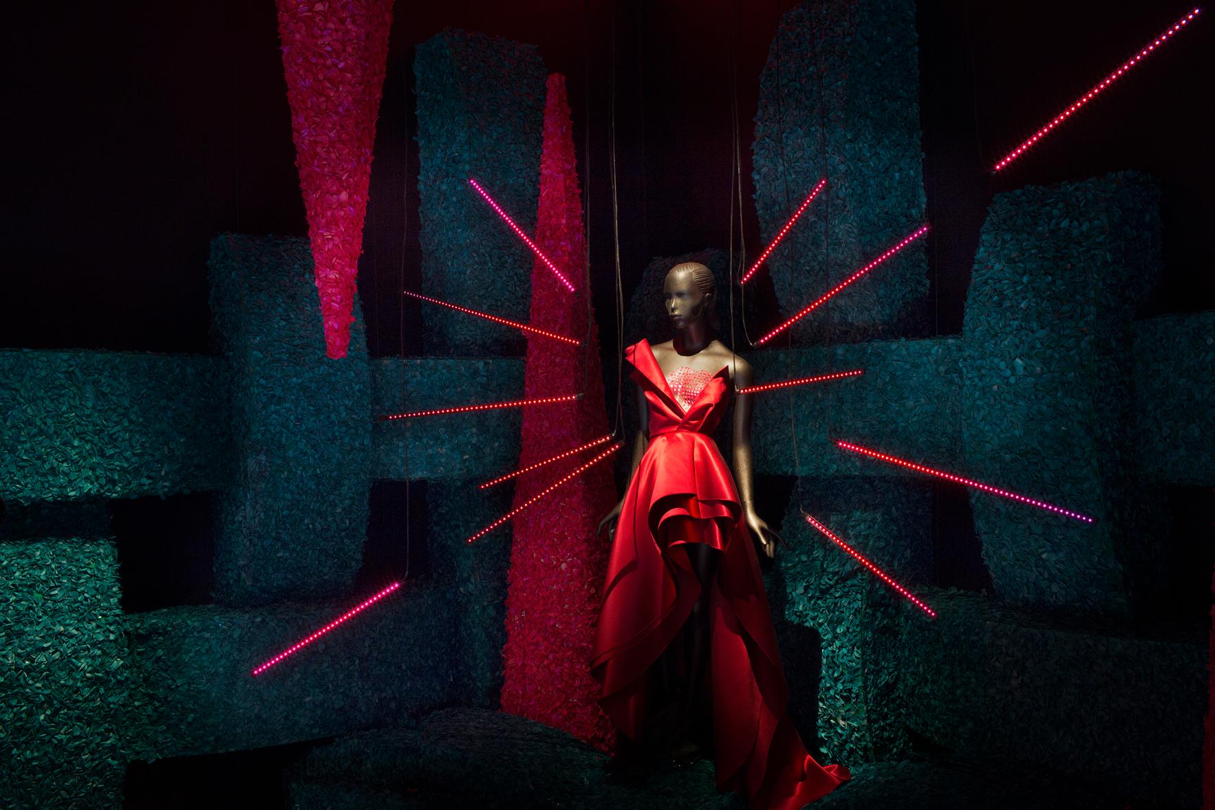Trend och tvivel  H&M:s klänning ”Kärlek” i rummet med samma namn. Besökaren uppmanas att leta efter sin egen framtidsvision med ugångspunkt från ”modet sinneboende kraft” –  frågan är om utställningsmakarna själva tror på den.