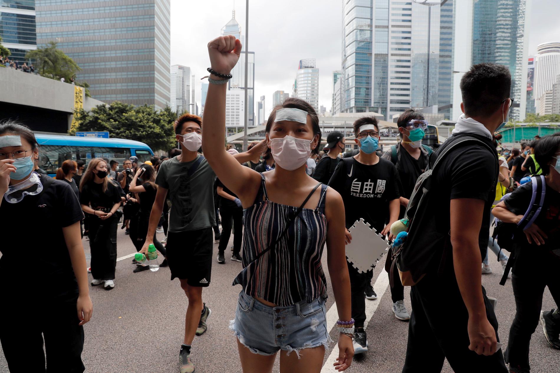 Tusentals demonstranter i Hongkong kräver bland annat att ett kontroversiellt lagförslag helt dras tillbaka.