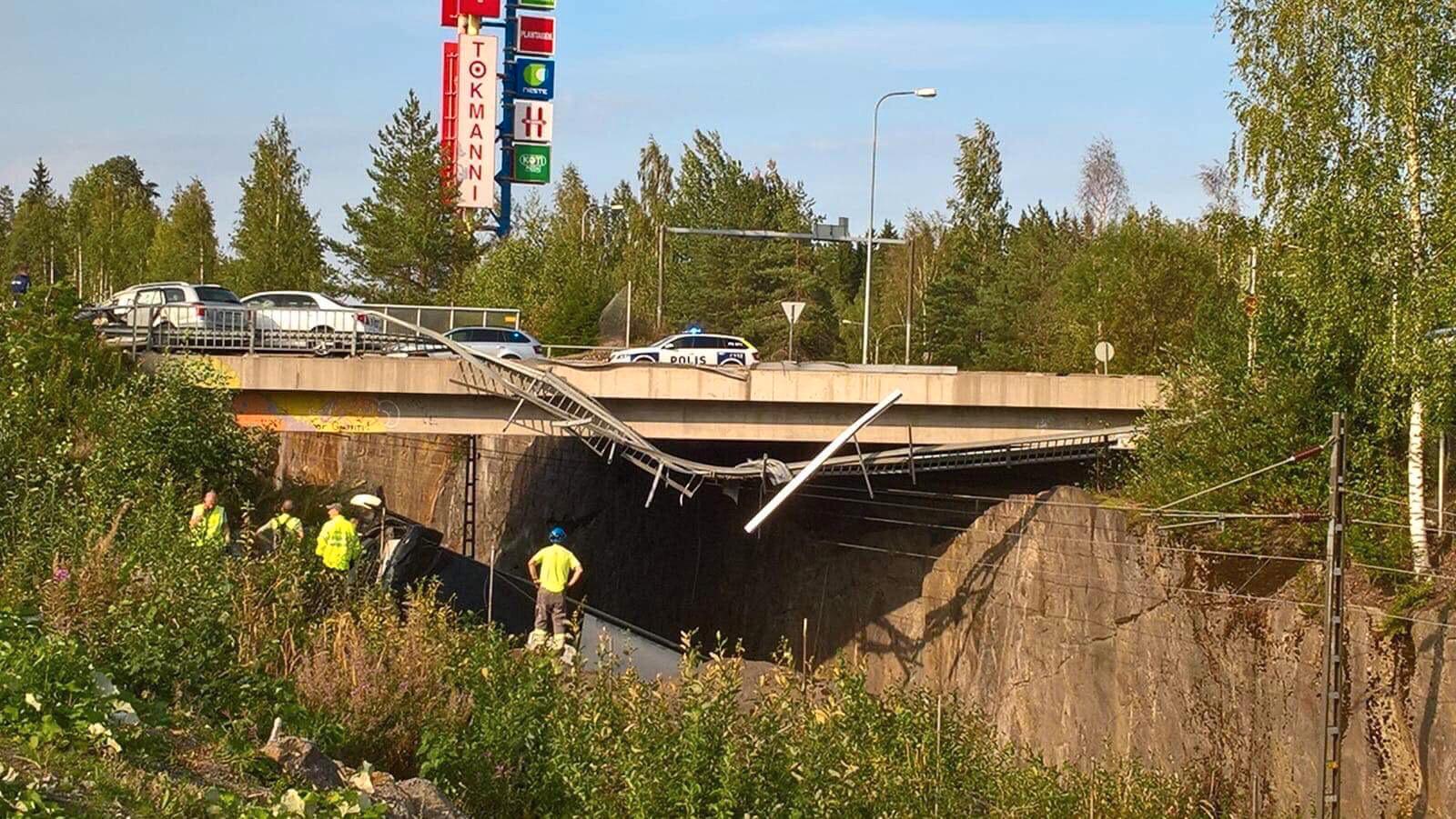 Minst fyra personer har dött i svår bussolycka i Finland. 