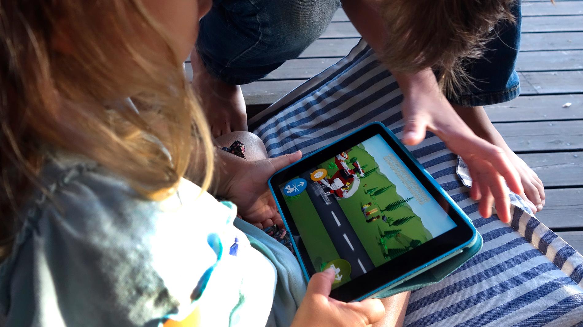 När barn spelar memory digitalt blir det mer individuellt. Barnen tittar inte på varandra utan på skärmen. Då handlar det mer om att utforska hur appen fungerar, säger Malin Nilsen. Arkivbild.