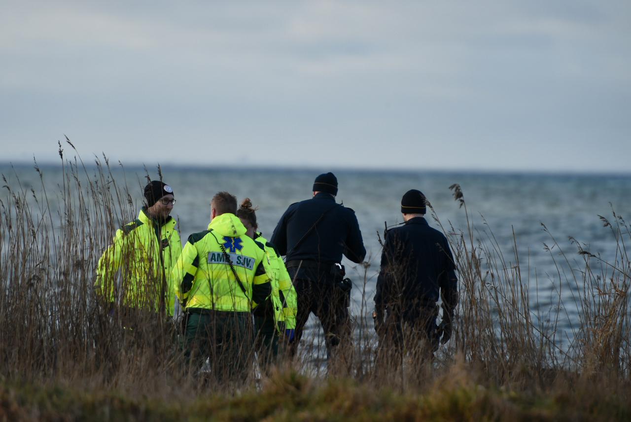 Vid 10.30-tiden fick polisen in ett larm om en misstänkt kropp som flutit i land vid Lundåkrabukten. 