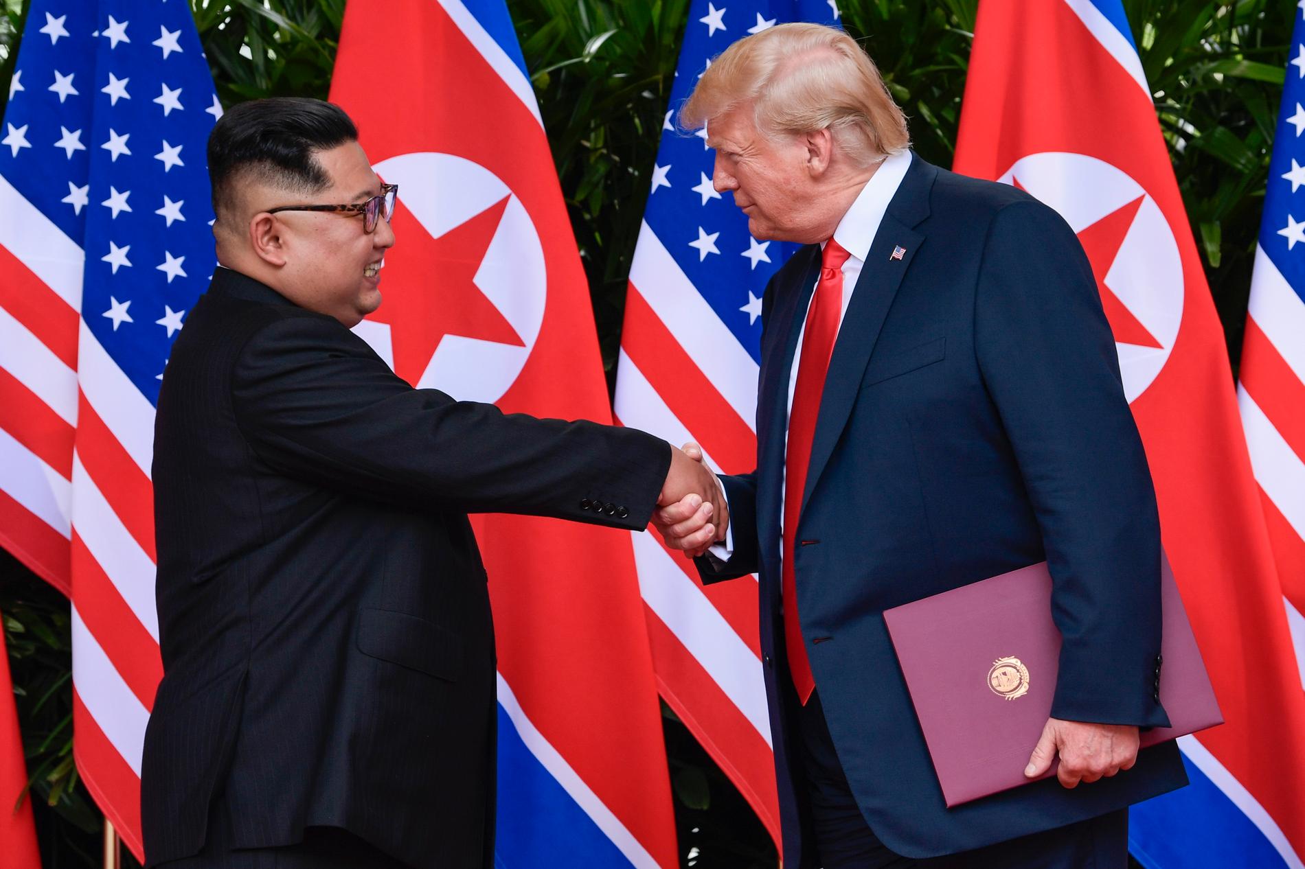 Kim Jong-un  och Donald Trump skrev på ett avtal som skulle minska kärnvapenhotet. 