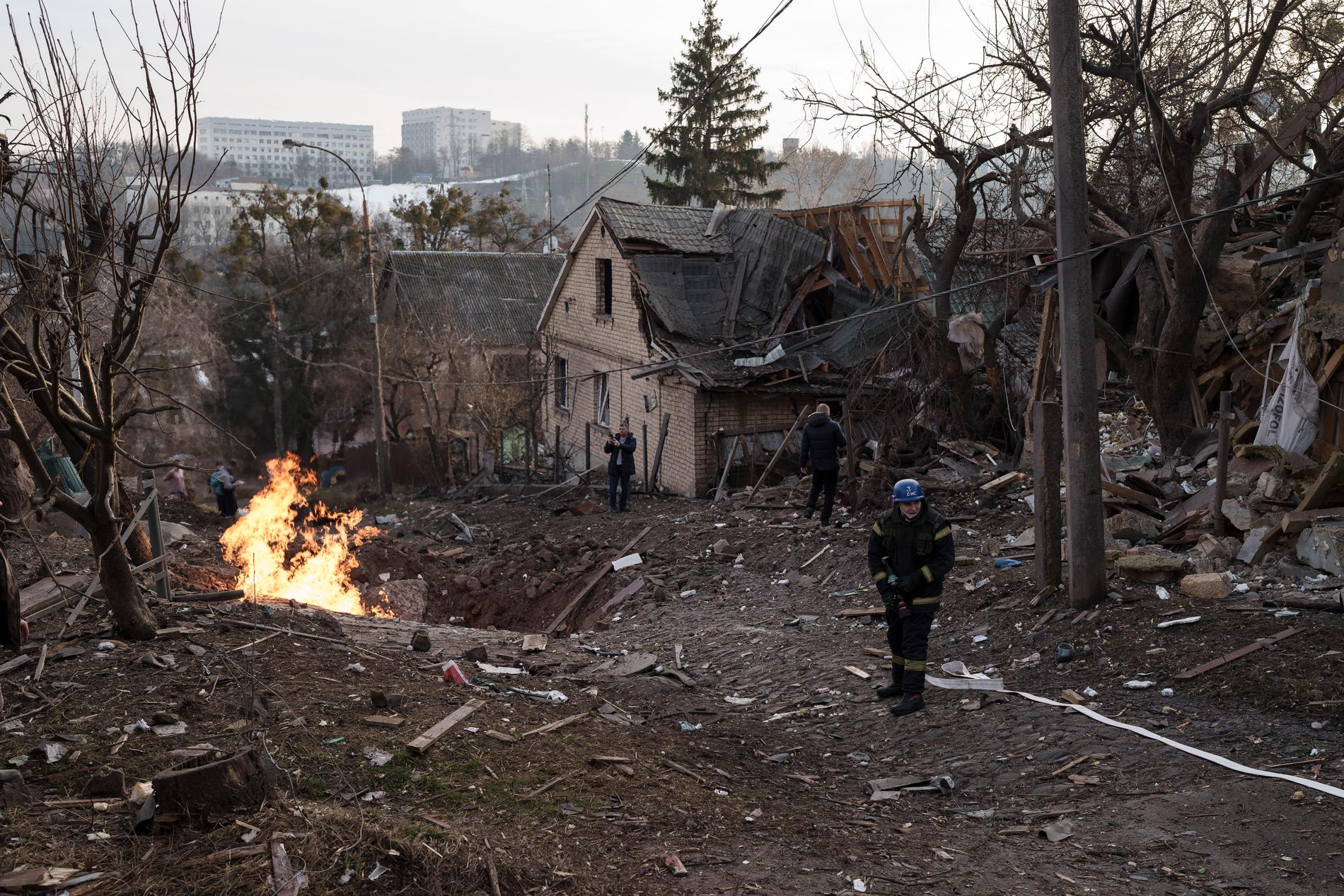 Räddningsarbetare i arbete i ett bostadsområde i Kiev efter en rysk attack i förra veckan. 