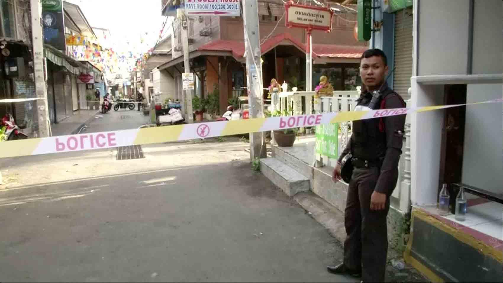 Polis står vid platsen där två bomber exploderade i Hua Hin på torsdagen.