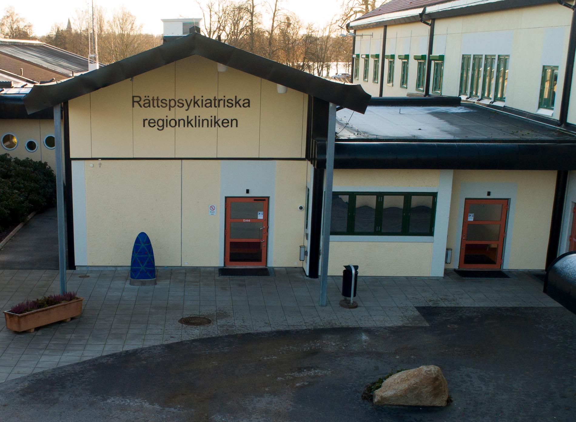 En patient på rättspsykiatriska kliniken i Växjö misstänks ha tagit sitt liv inne på sitt rum. Nu ska sjukhuset utreda hur det kunde hända.