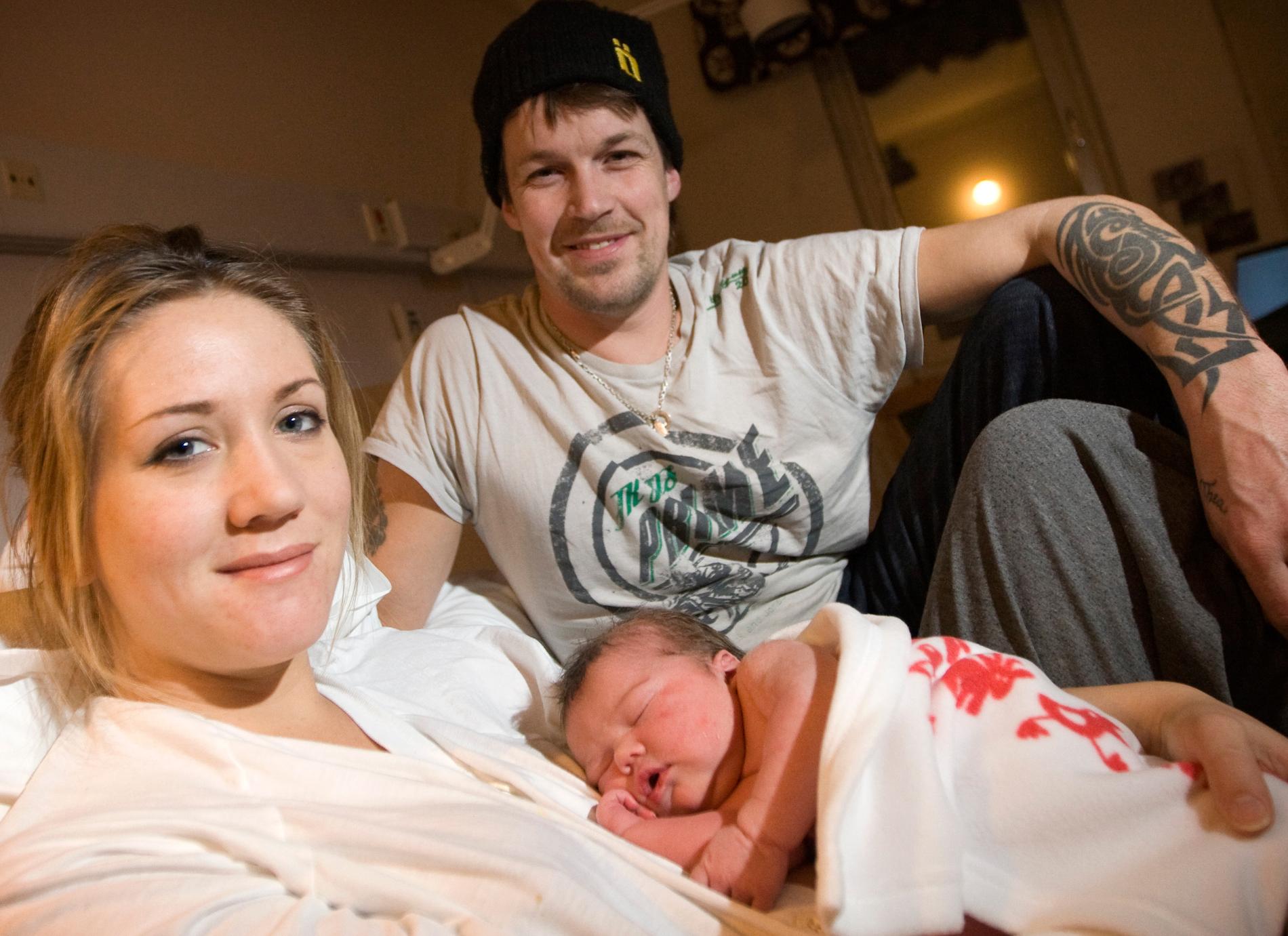 Nyfödd. Vilma vilar ut hos mamma Sofie Karlsson och pappa Peter Sundberg. För nio månader sedan förlorade de sin son Victor i cancer.