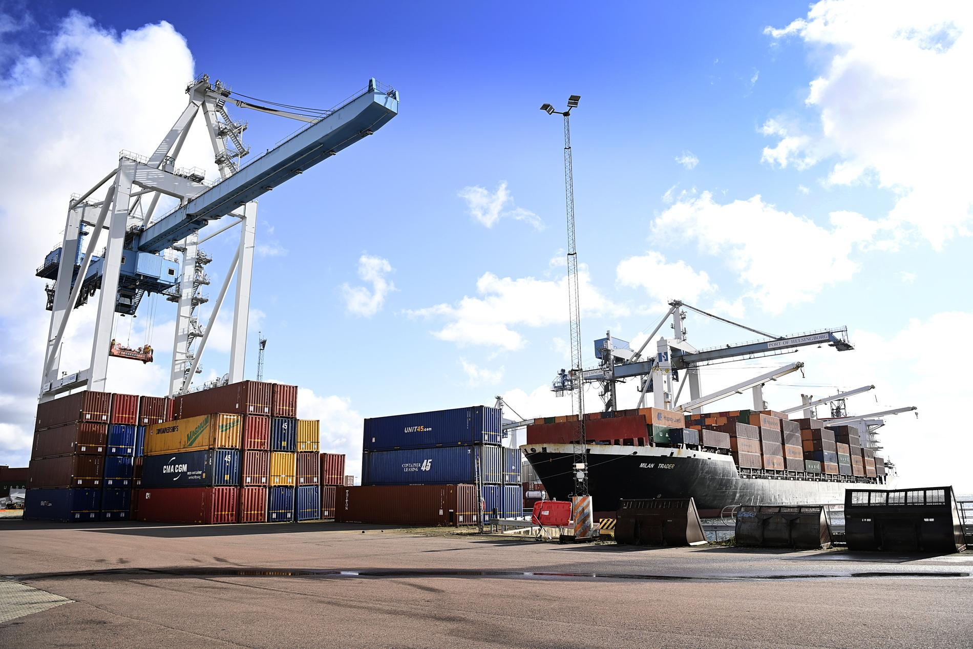 Blockaden drabbar hamnarbetarna i form av mindre jobbtillfällen.