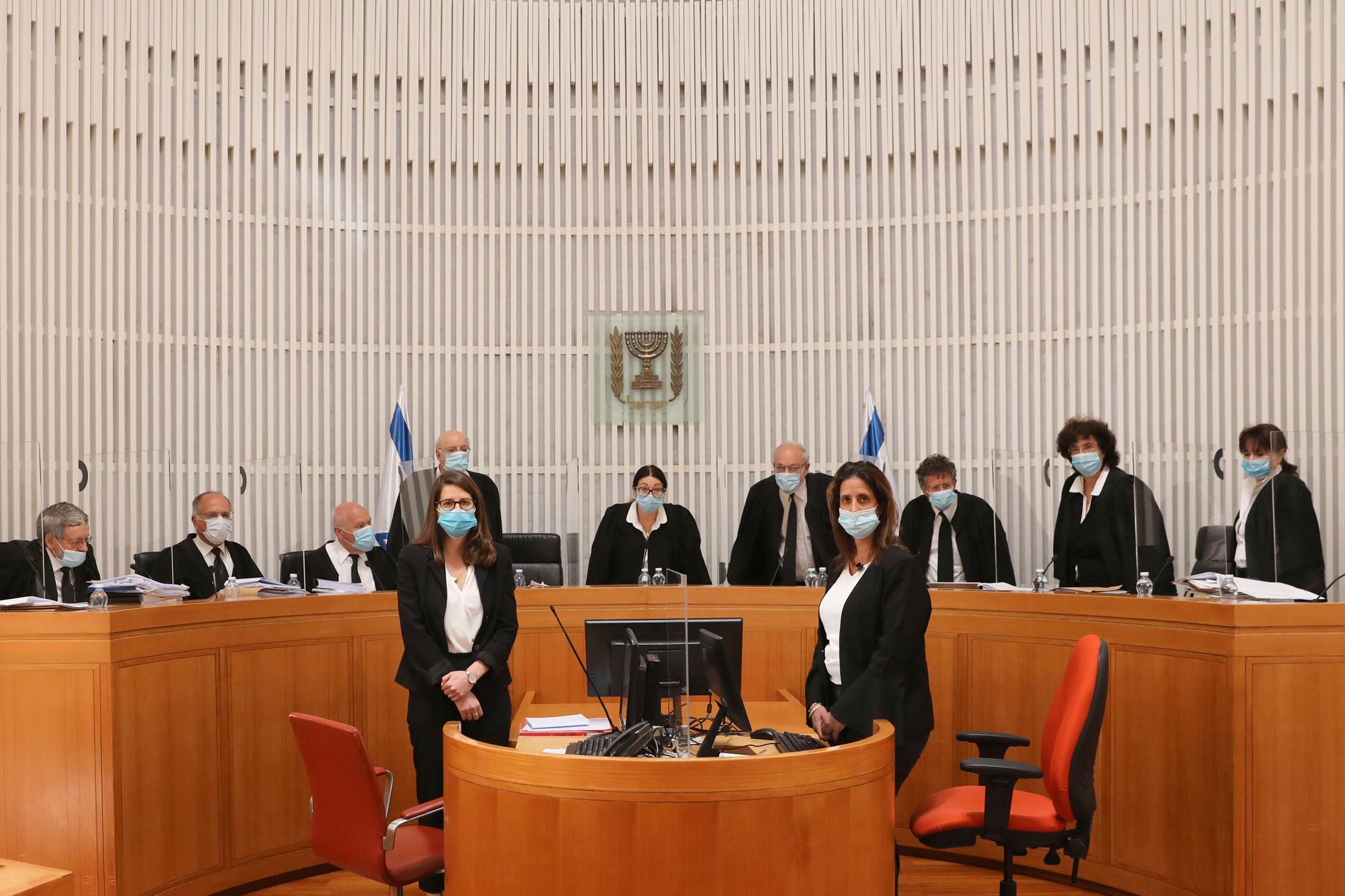 Elva domare med munskydd kom fram till att Benjamin Netanyahu får bilda regering trots att han ska ställas inför rätta för korruption.