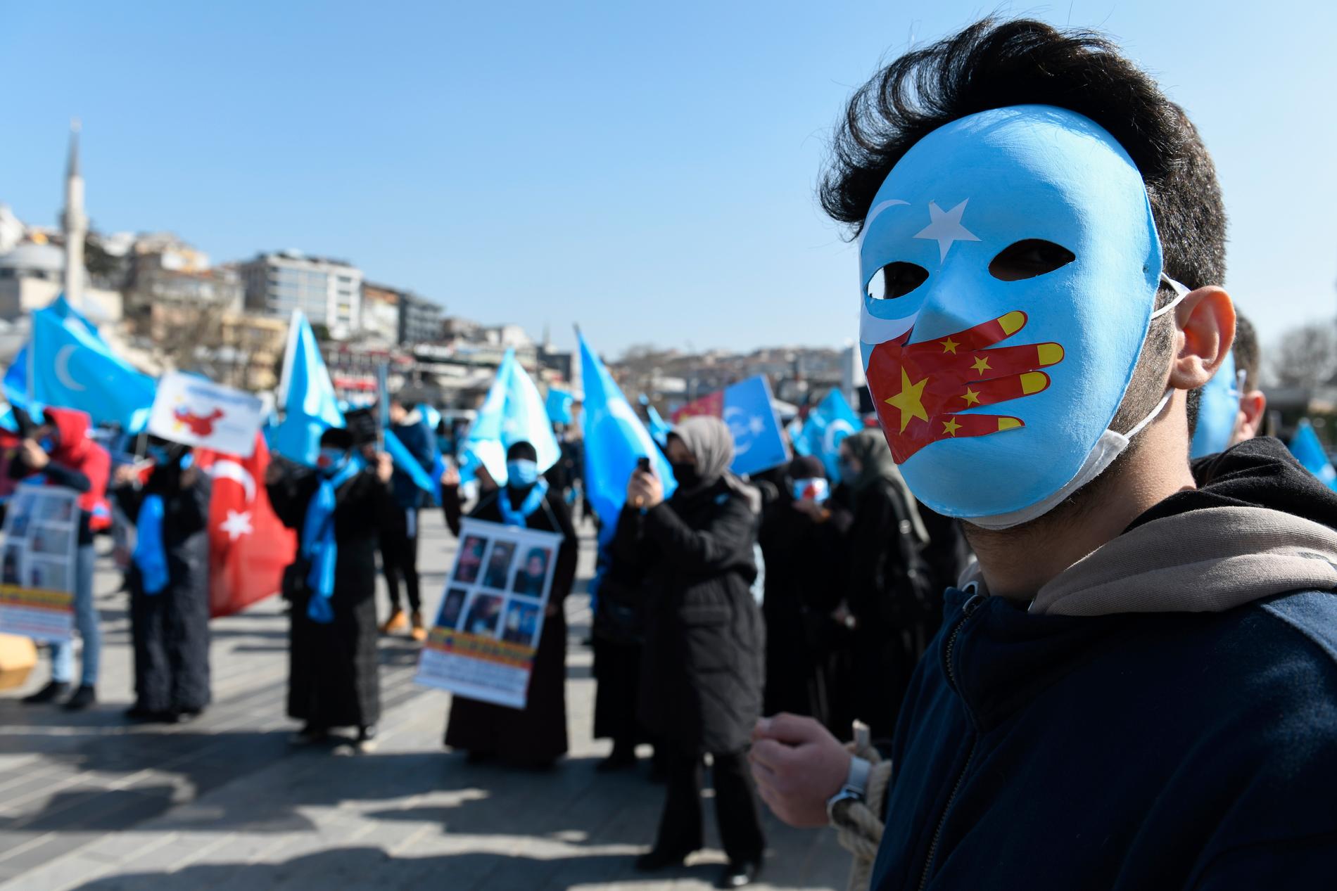 Uigurer som bor i Turkiet demonstrerar mot Kinas övergrepp mot minoritetsbefolkningen i provinsen Xinjiang. Arkivbild.