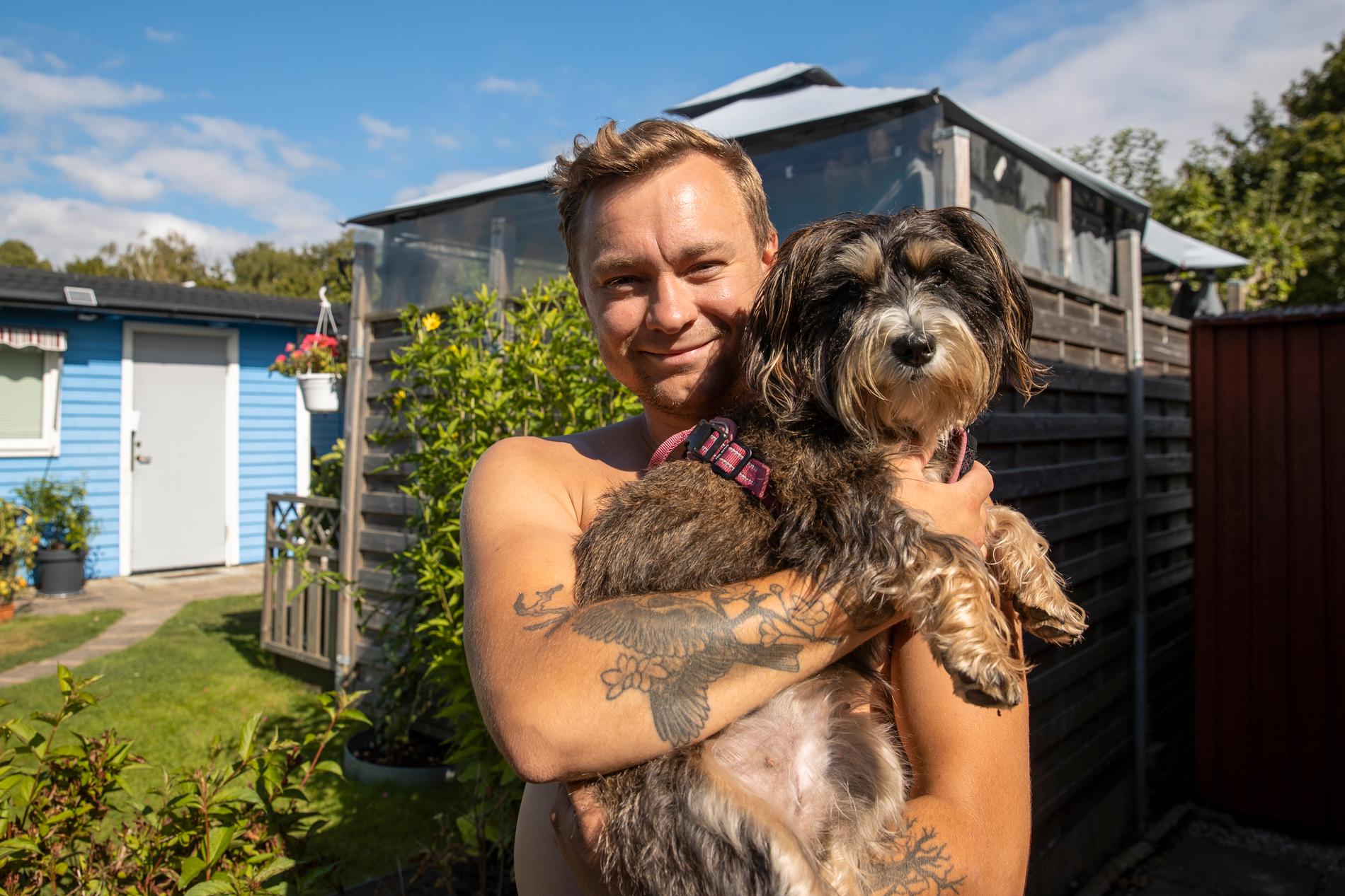 Pontus Pettersson med sin hund Alli. Pontus och hans sambo äger en av kolonistugorna i området.
