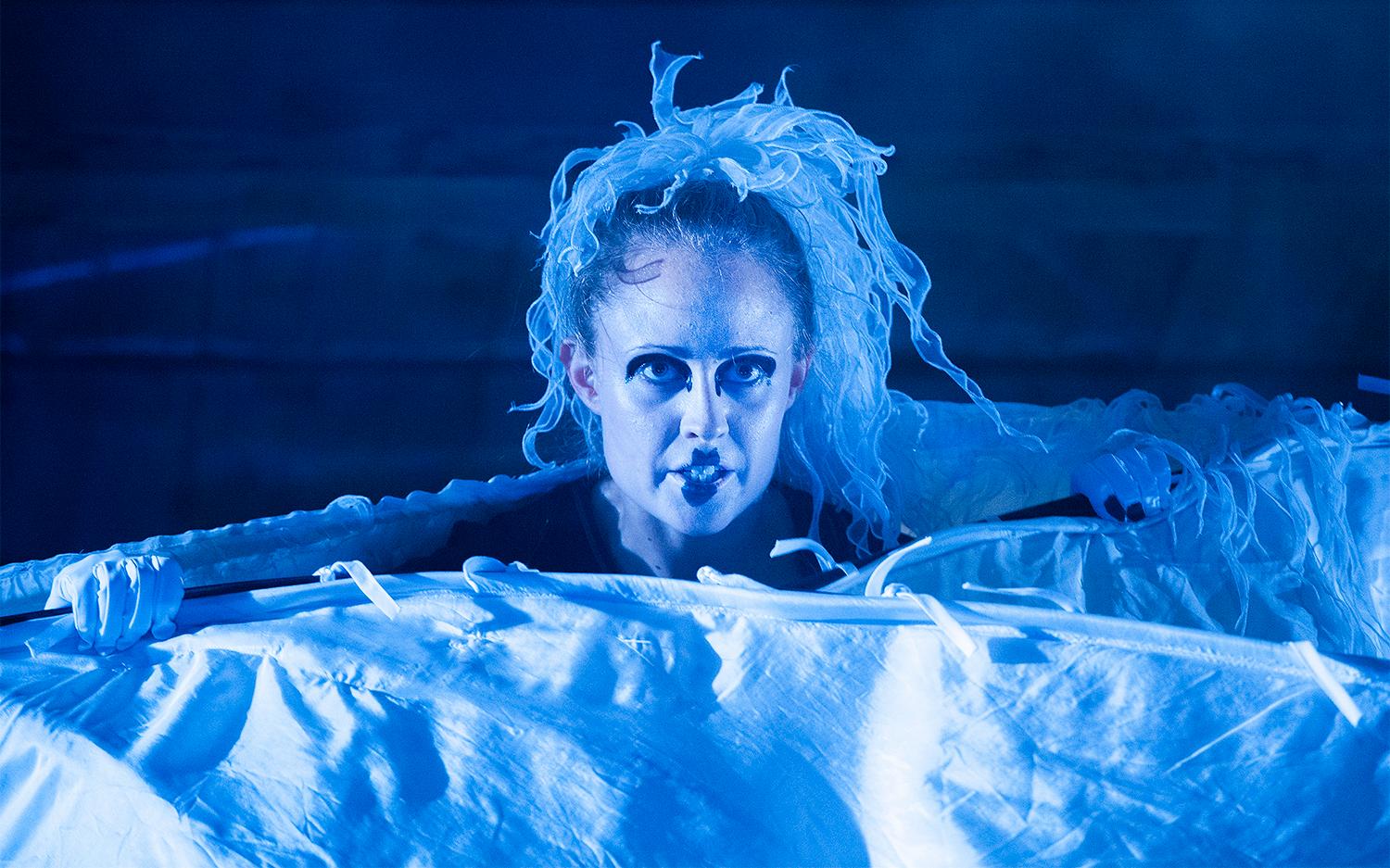Natalie Sundelin är imponerande som Nina i ”Måsen” som spelas på Skillinge teater.  
 Foto: Dan Hazelius