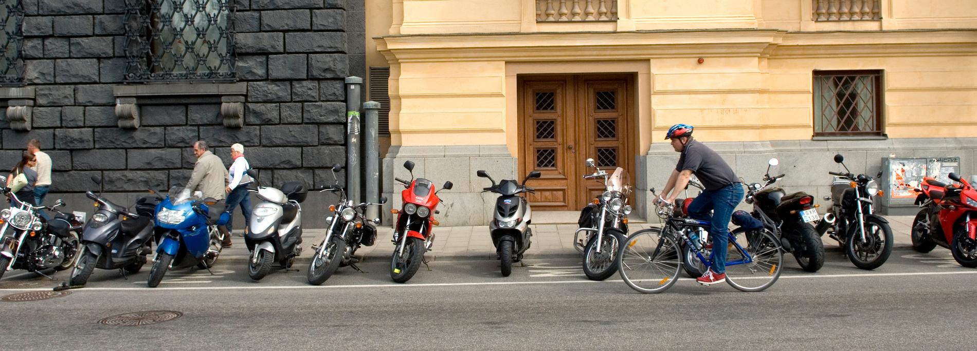 Motorcykelparkering på Kungsträdgårdsgatan. Arkivbild.