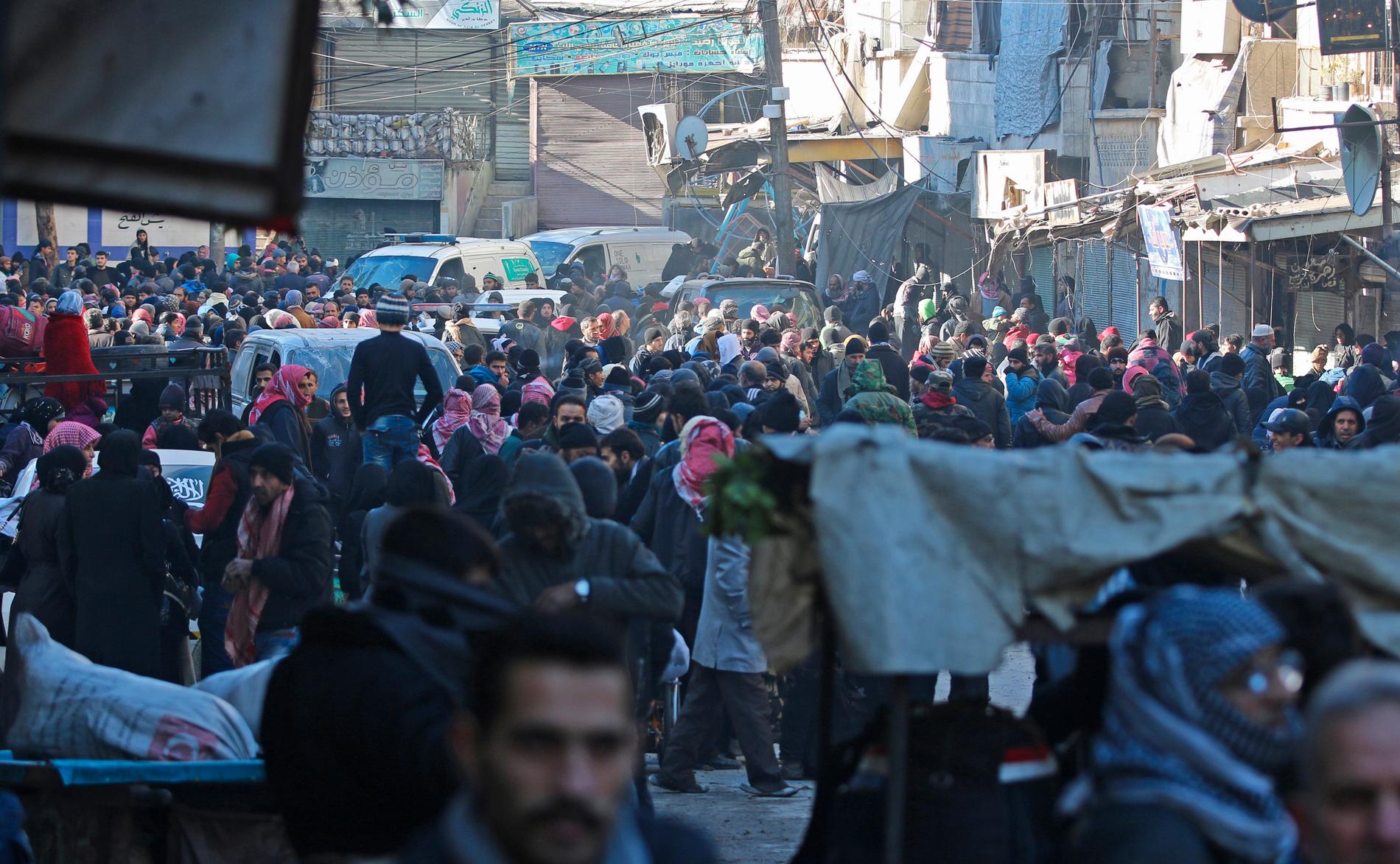 Människor i östra Aleppo förbereder sig för evakuering.