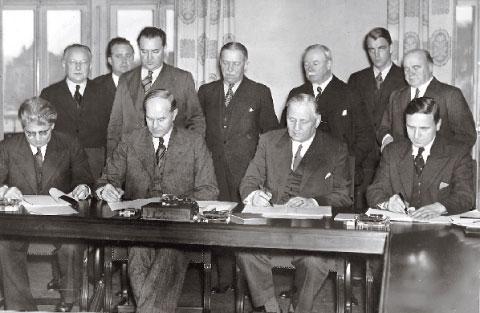 SALTSJÖBADSANDA 1938 undertecknade LO och Svenska Arbetsgivareföreningen (SAF) Saltsjöbadsav­talet. Det blev något av arbetsmarknadens grundlag och en period av samförstånd och samarbetsvilja inleddes.