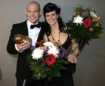 Vinnarna. Fredrik Ljungberg och Lotta Schelin med fotbollens finaste priser – Guldbollen och Diamantbollen.
