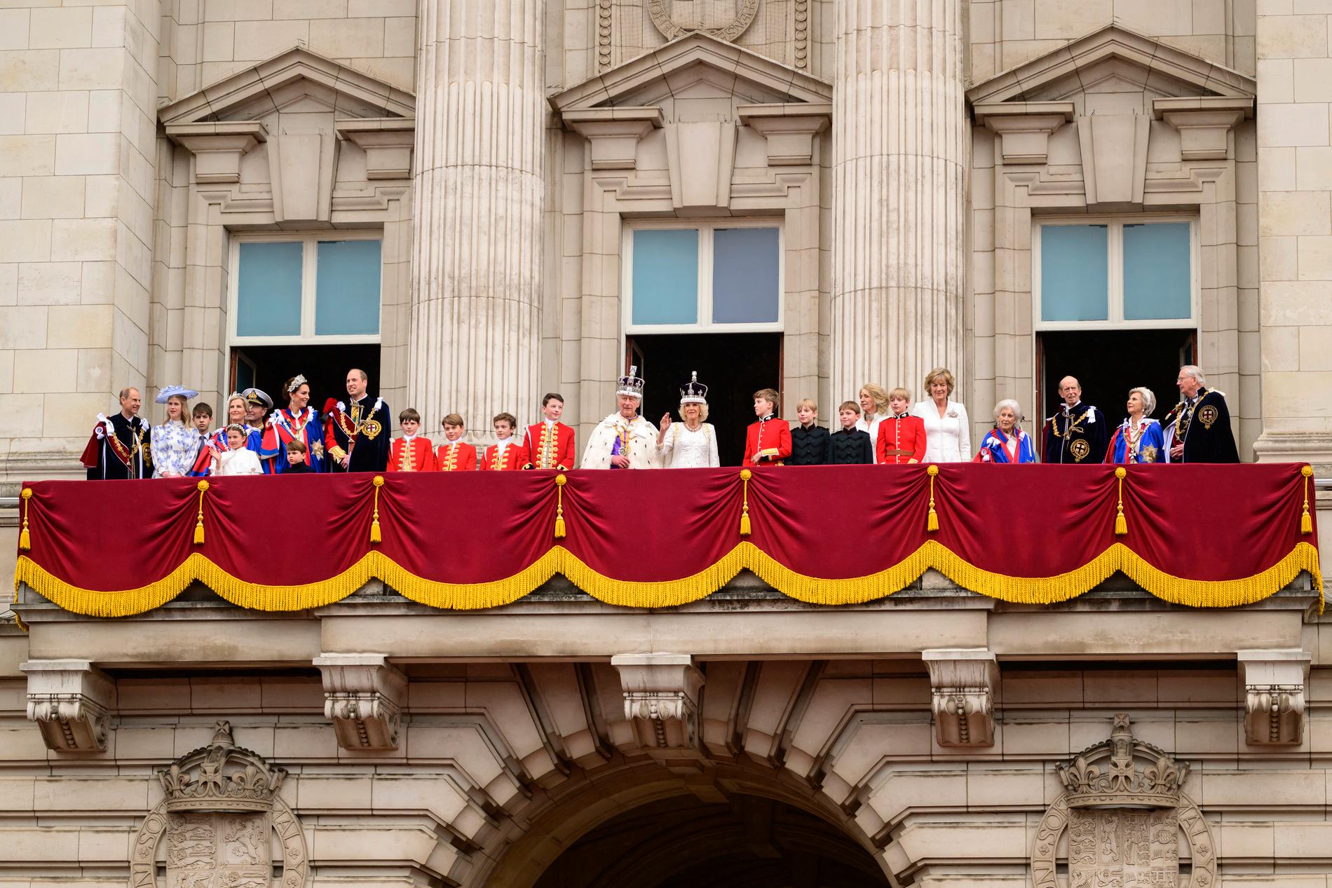 Kung Charles, drottning Camilla och familjen på Buckingham Palaces balkong. 