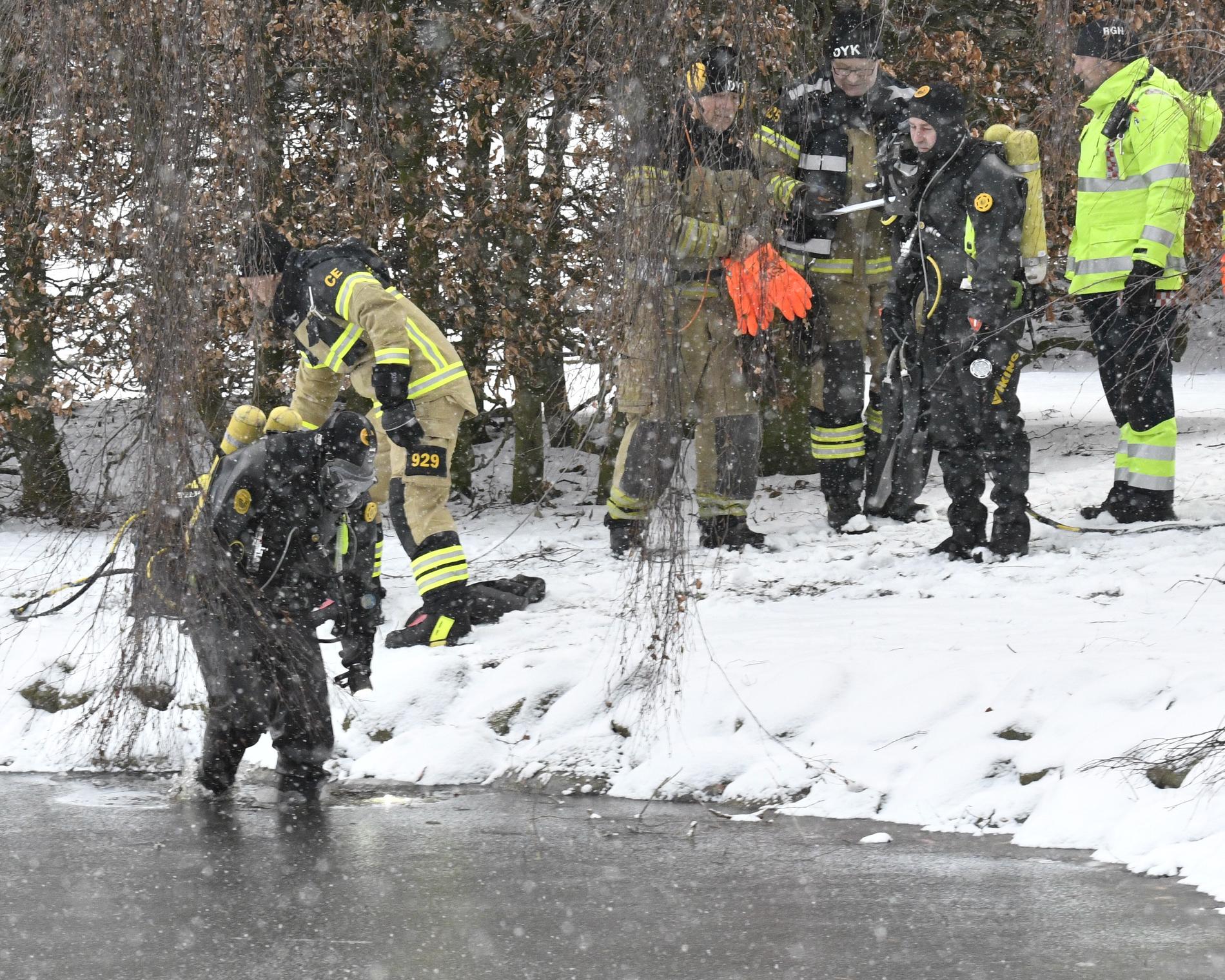 Polisen söker efter spår i en damm vid Pildammsparken i Malmö.