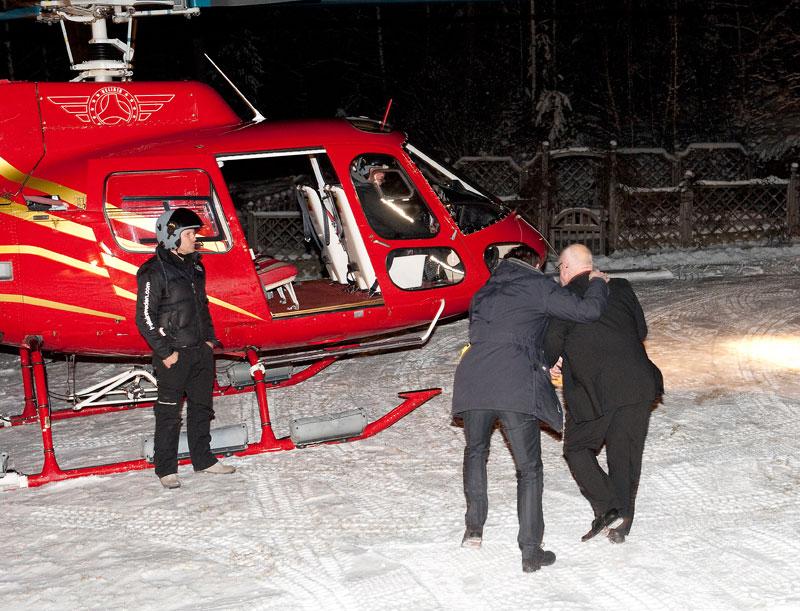 på väg in i helikoptern ... och kidnappar Bertil som får flyga helikopter till Svenska hjältar-galan.
