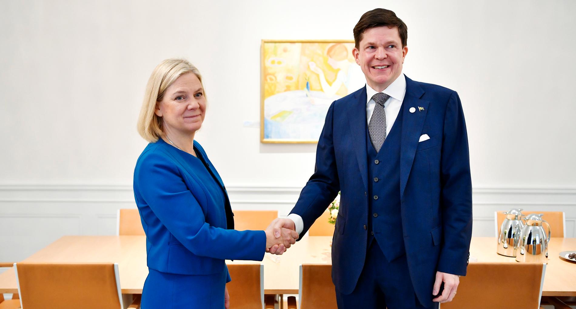 Magdalena Andersson var den första av åtta partiledare som talmannen Andreas Norlén skakade hand med under torsdagens talmansrundor.