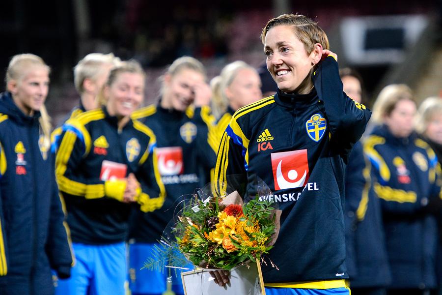 Therese Sjögran hedras efter matchen mellan Sverige och Tyskland som var hennes 200:e landskamp.