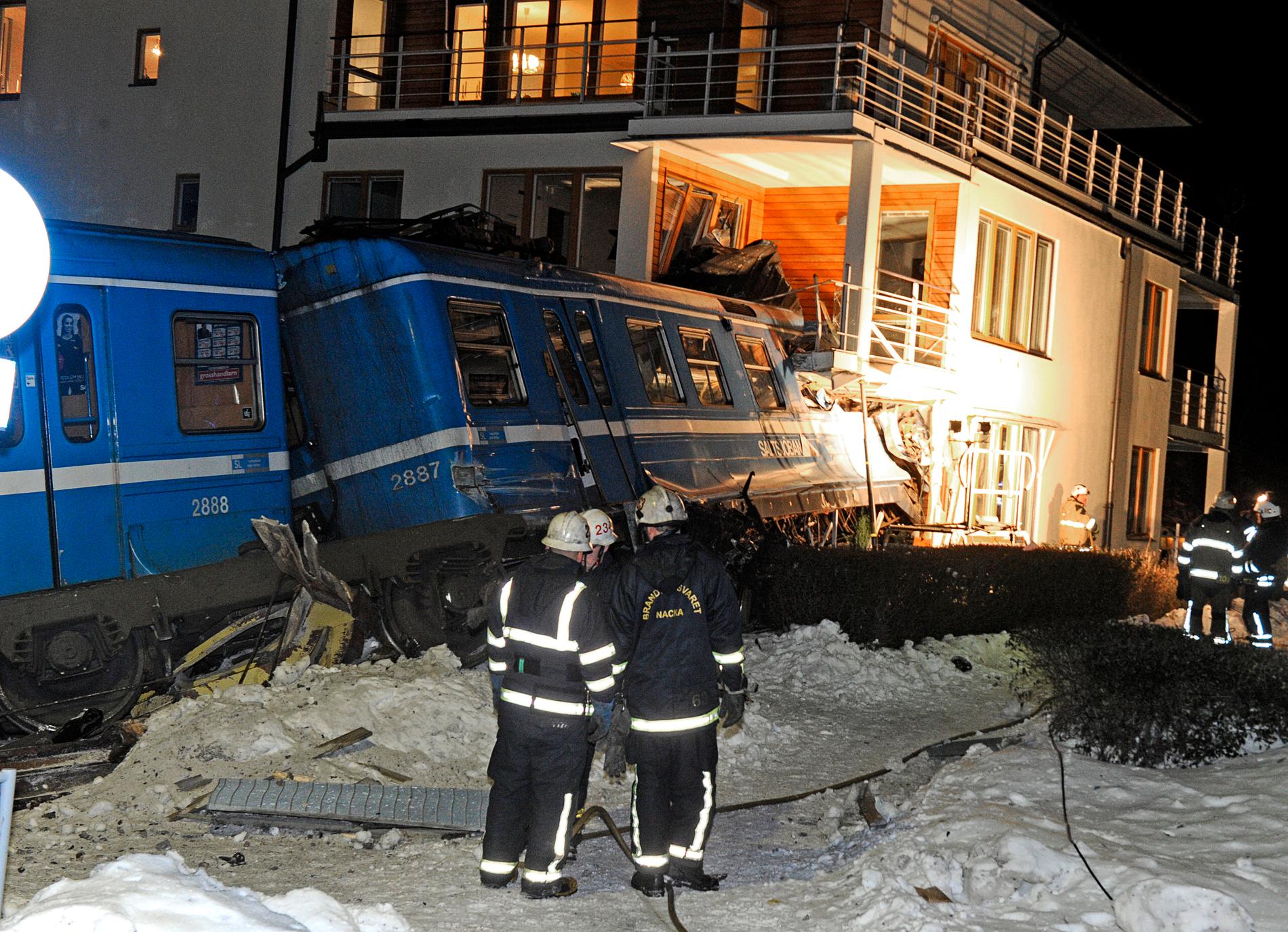 Tåget körde rakt in i ett bostadshus sedan det brakat igenom stoppbocken vid Saltsjöbanans ändstation utanför Stockholm.