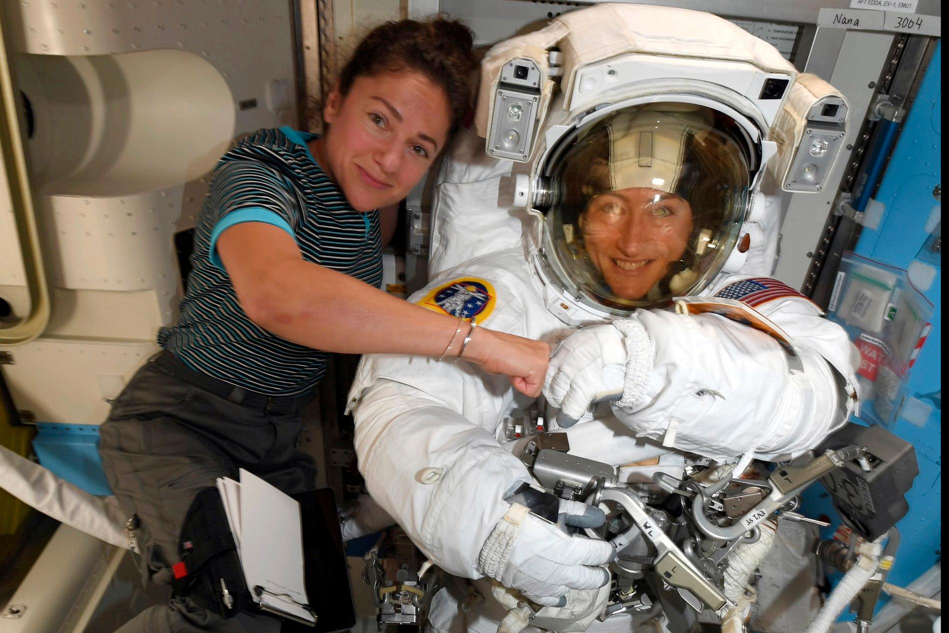 Astronauterna Christina Koch, till höger, och Jessica Meir ska genomföra den första helkvinnliga rymdpromenaden senare i veckan.