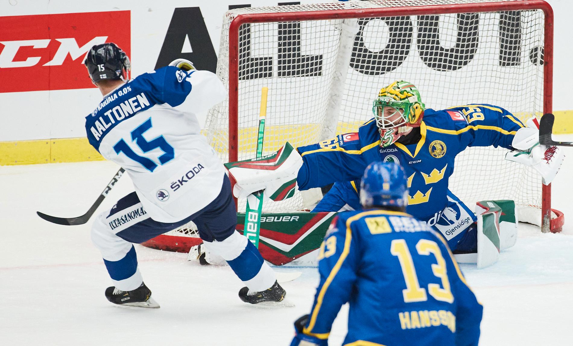 Målvaktsdebutanten Christoffer Rifalk håller undan när Finlands Miro Aaltonen oroar.