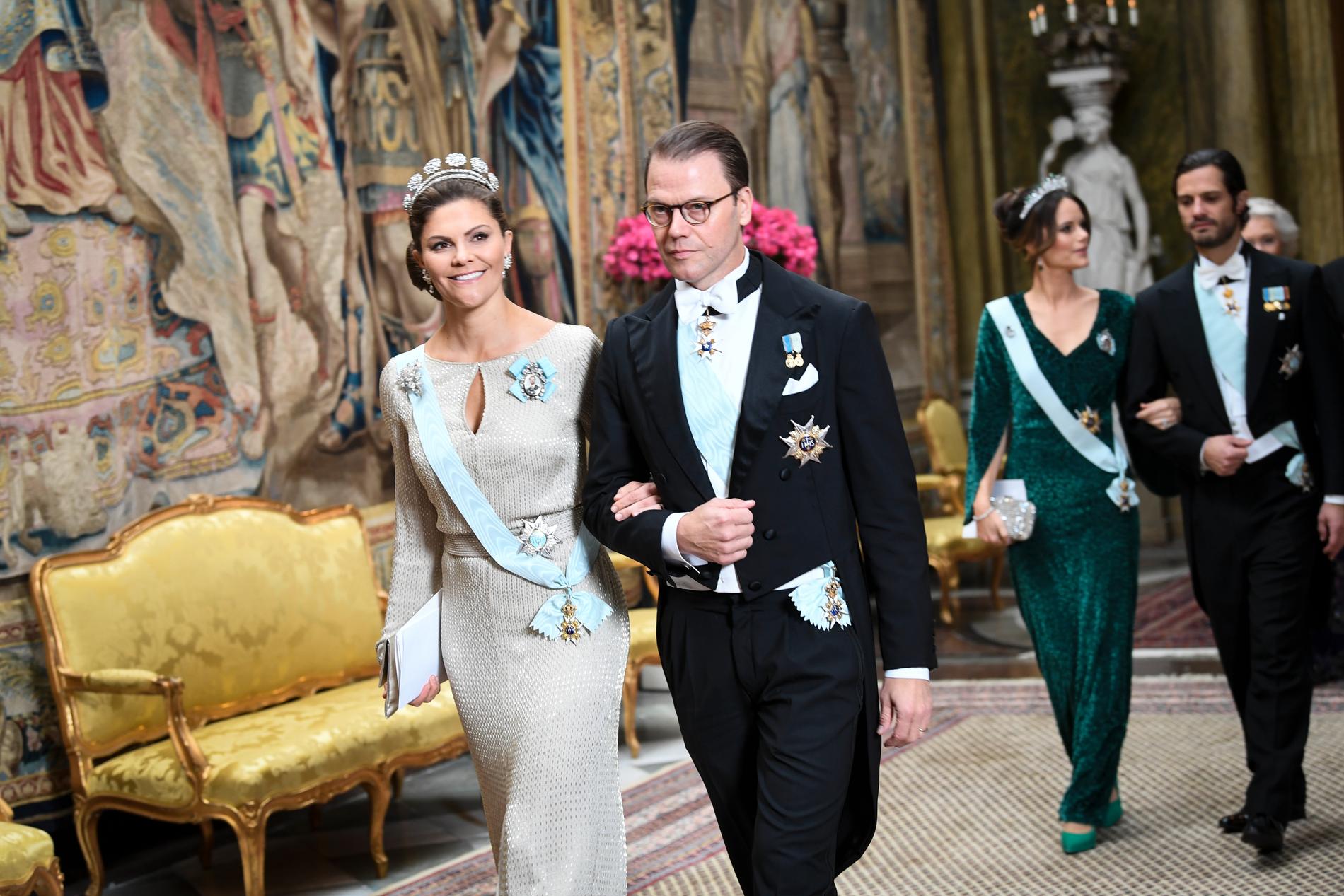 Kronprinsessan Victoria och prins Daniel anländer till middagen.