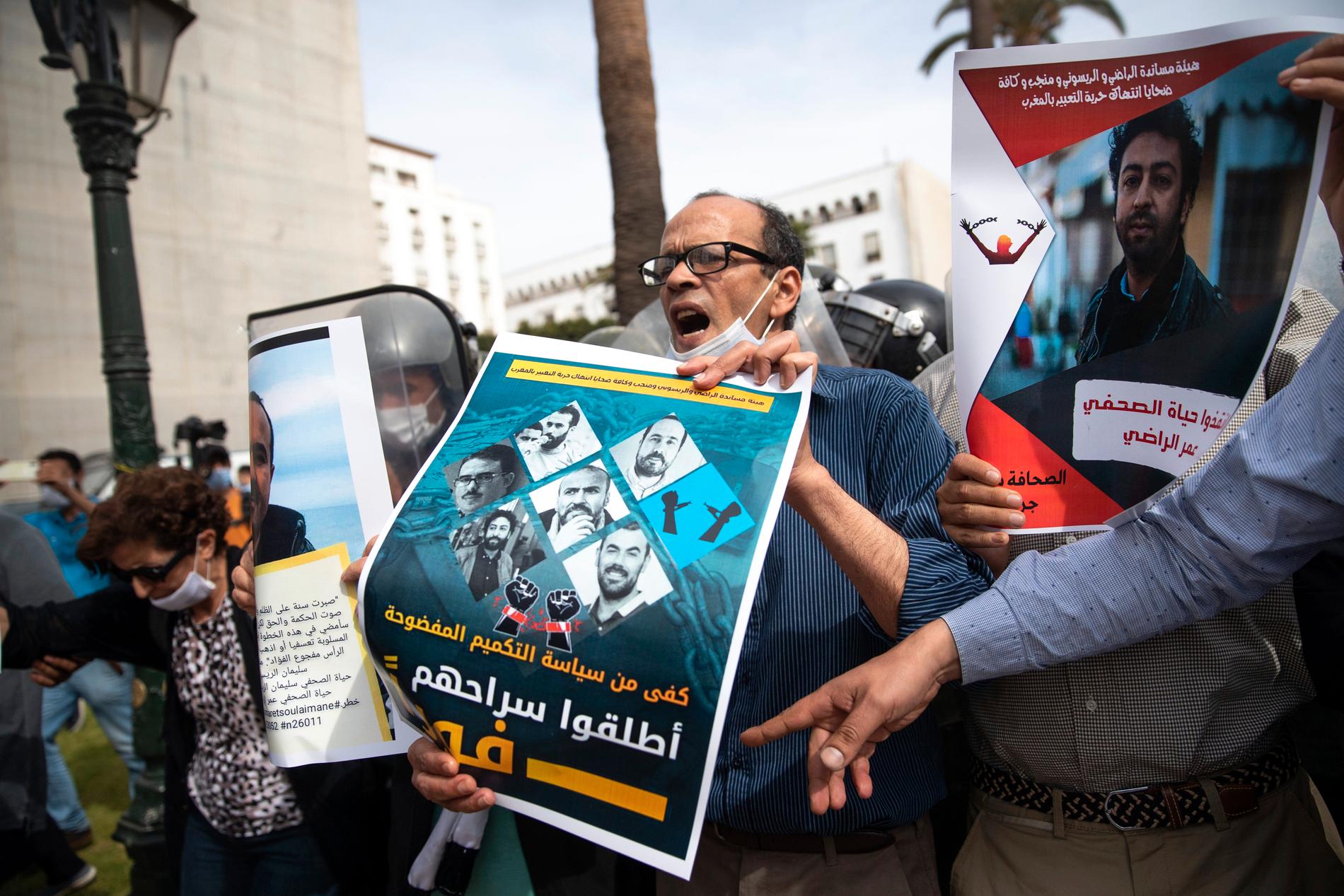 Protester i Rabat med krav på frigivning av den hungerstrejkande journalisten Suleiman Raissouni. Arkivbild.