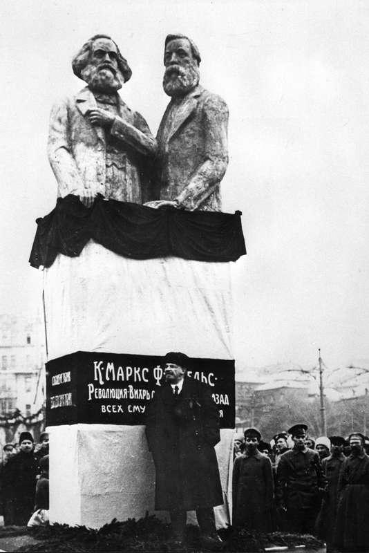 Lenin avtäcker ett monument över Marx och Engels i Moskva 1918.
