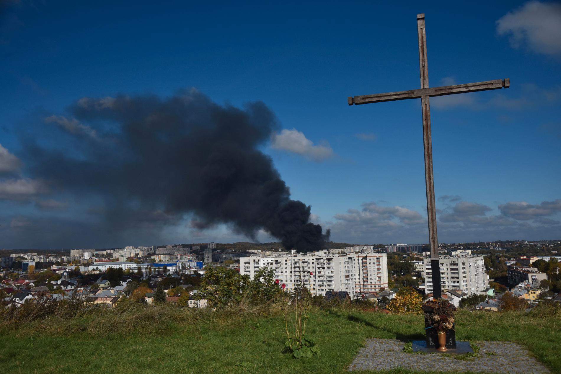 Brandrök stiger över byggnaderna i staden Lviv i västra Ukraina. Flera kraftiga explosioner hördes i staden under måndagen, och viktig infrastruktur förstördes, vilket lämnade staden utan elektricitet. 