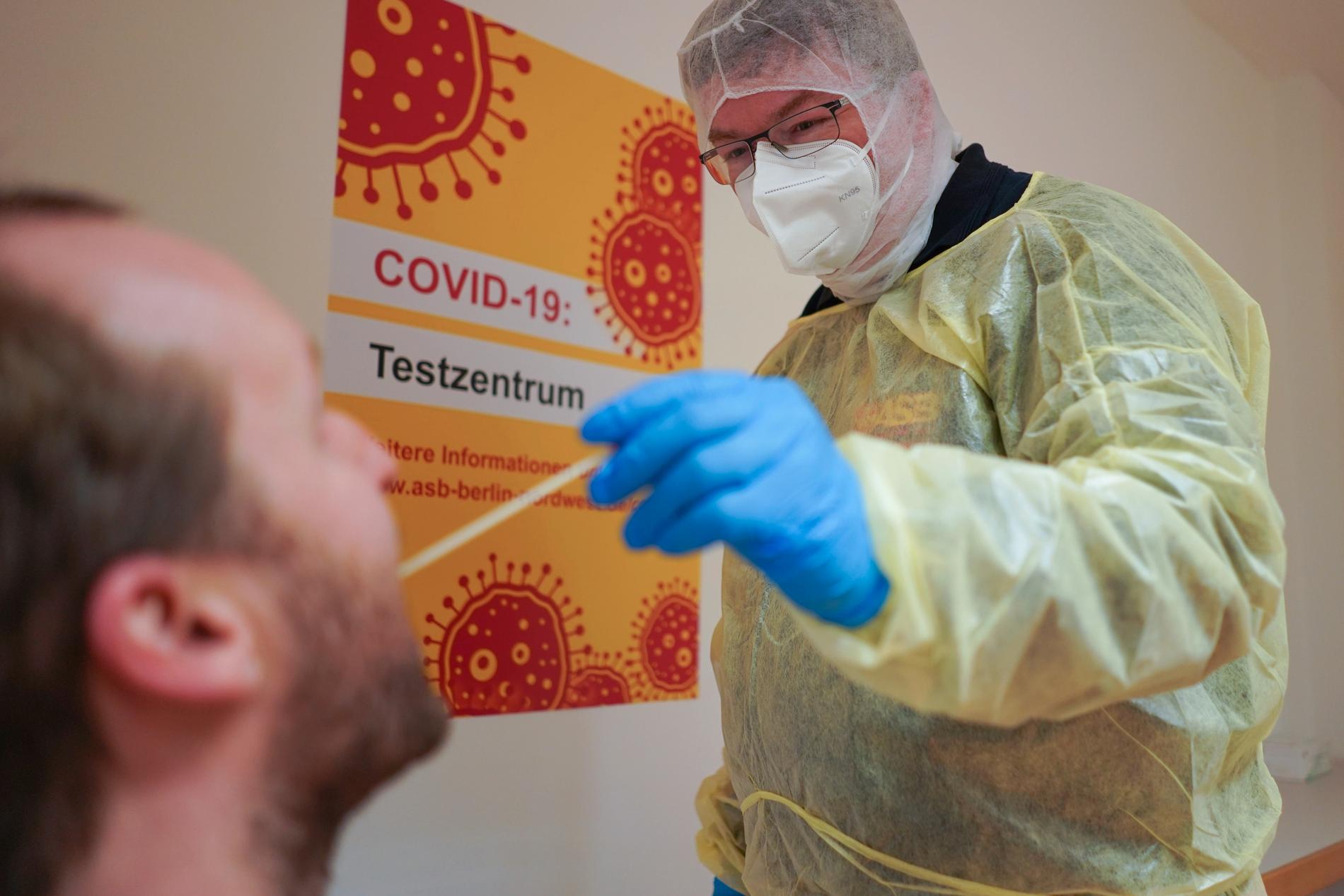 En man i Berlin som testas för coronaviruset.