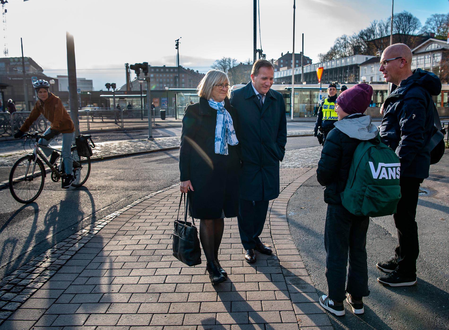 Flera göteborgare passade på att hälsa på Stefan Löfven under den avgående S-ledarens promenad.