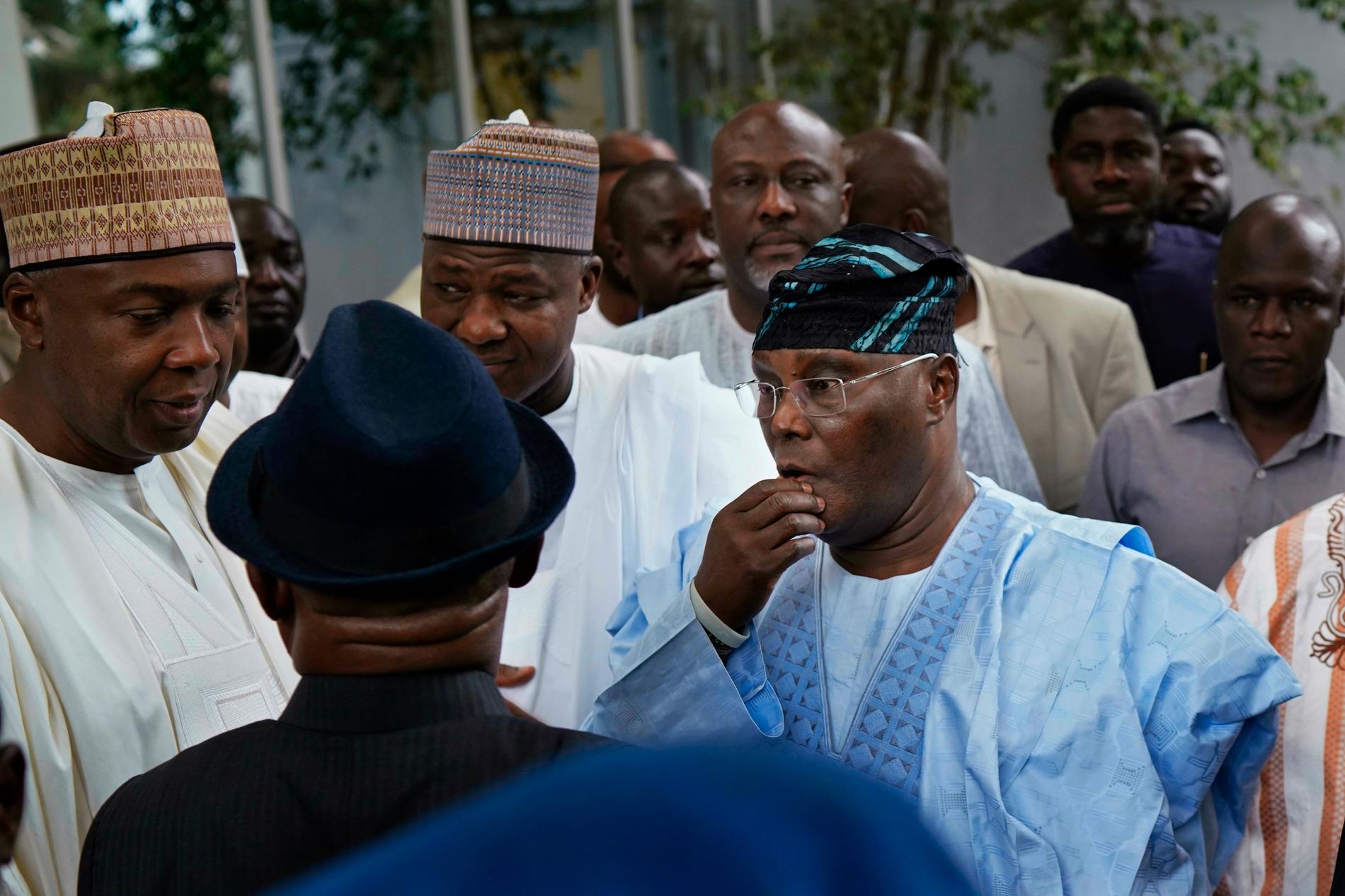 Den nigerianske oppositionsledaren Atiku Abubakar (i blå klädsel) får rätt att gå igenom dokumentationen av parlamentsvalet. Arkivbild.