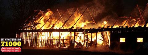 En ladugård brann ner efter blixtnedslag i Gemla utanför Växjö.