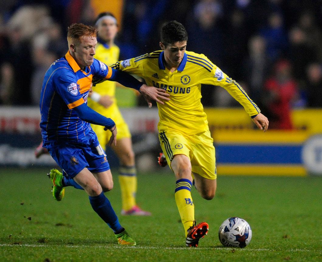 Chelseas Oscar i matchen mot League Two-laget Shewsbury Town.