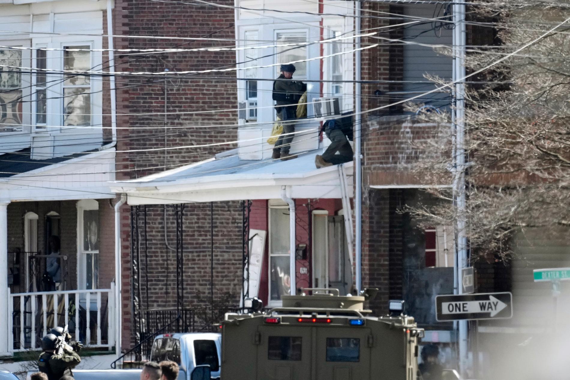 Polisinsatsen vid det bostadshus i Trenton där den misstänkte mördaren ska ha barrikaderat sig med gisslan.