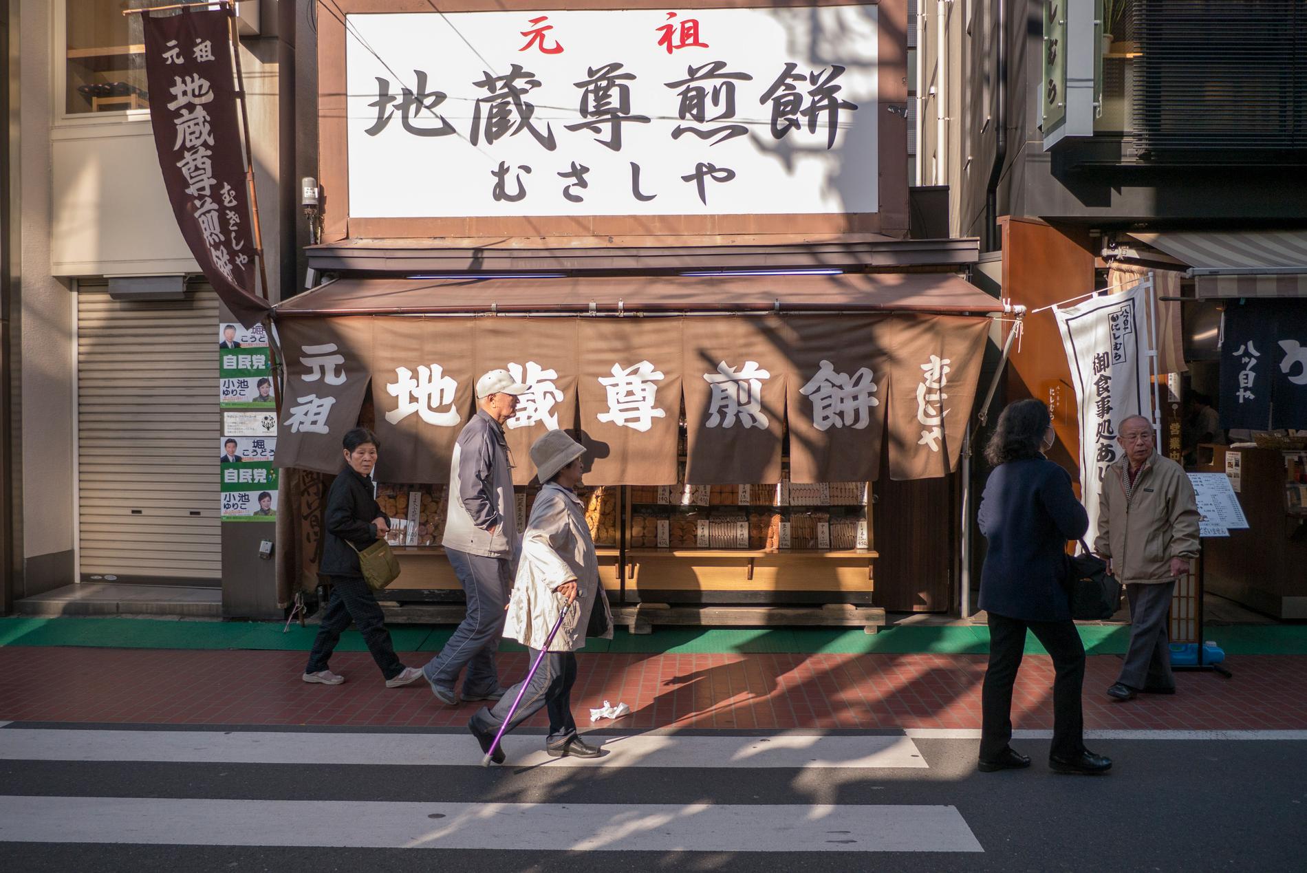 Gatuvy från stadsdelen Sugamo i Tokyo, nära den stad som fick den anonyma donationen. Arkivbild.