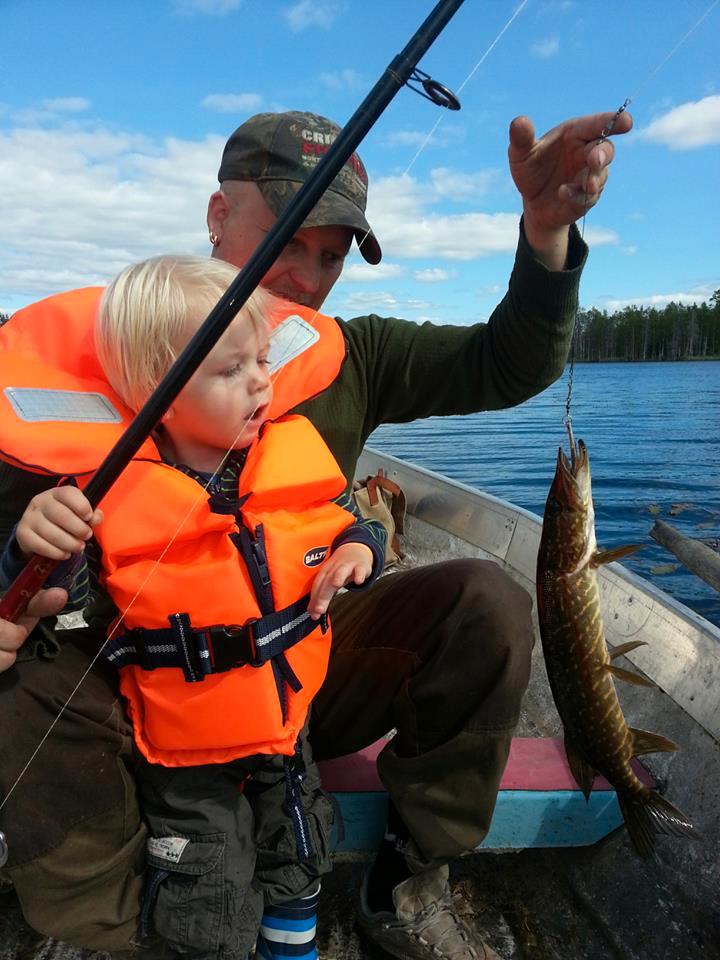 Leon Marklund, 2, på sin första sommarfisketur i Långträsk. Här tillsammans med sin farbror Tobias.