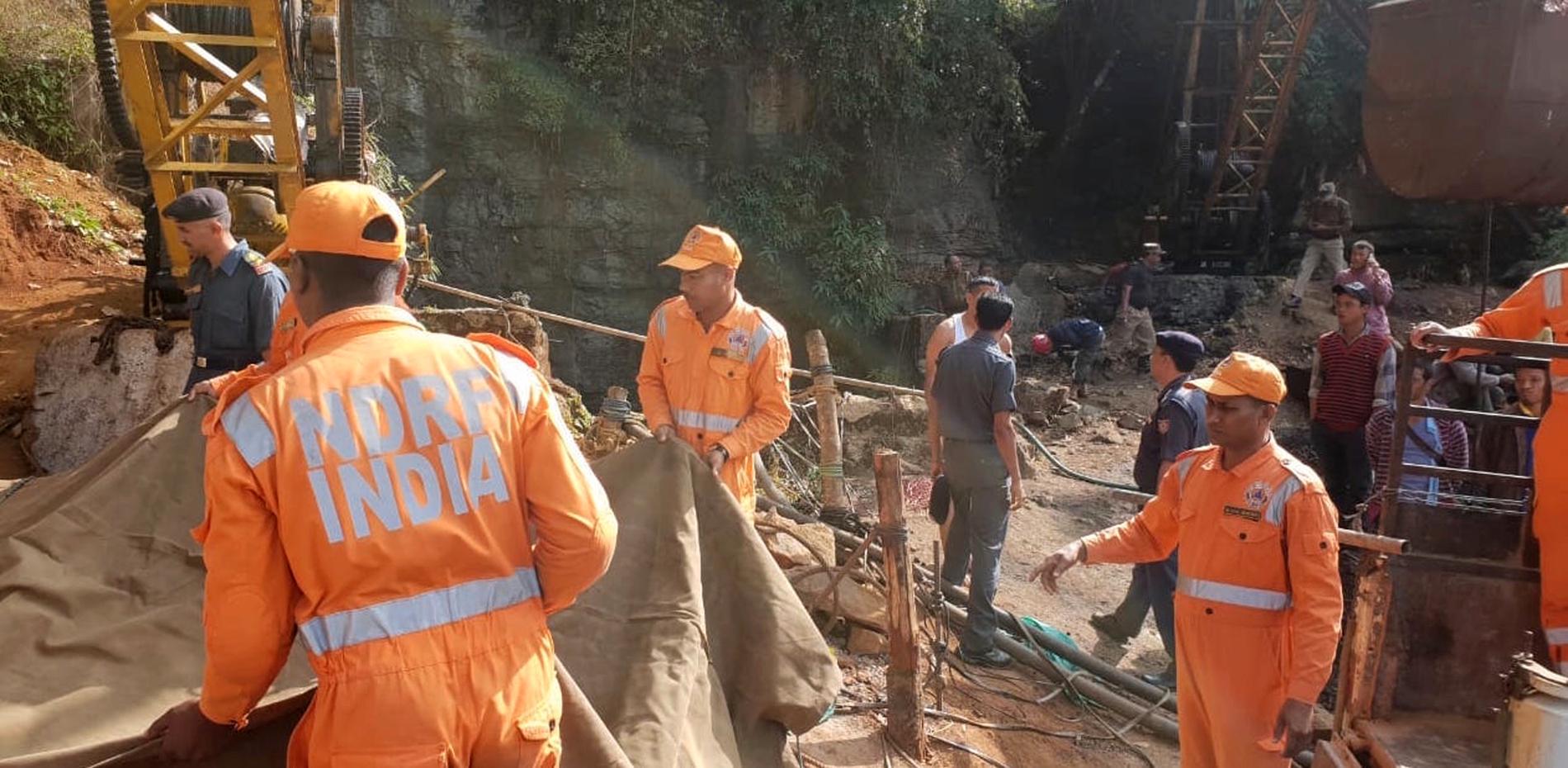 Räddningsarbetare vid gruvan dagen efter att männen blivit instängda.