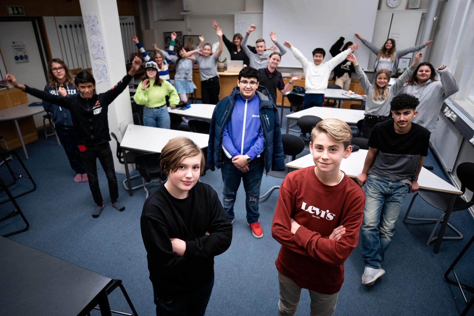 Eleverna Allan Dalgren och Nils Clase vinner Unga journalistpriset och firar med sina klasskamrater.