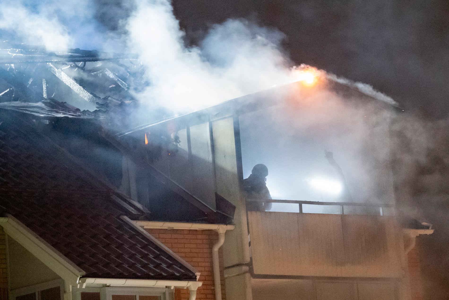 Räddningstjänsten jobbar med att släcka en brand i ett flerfamiljshus i Persborg i Malmö natten mot måndag.