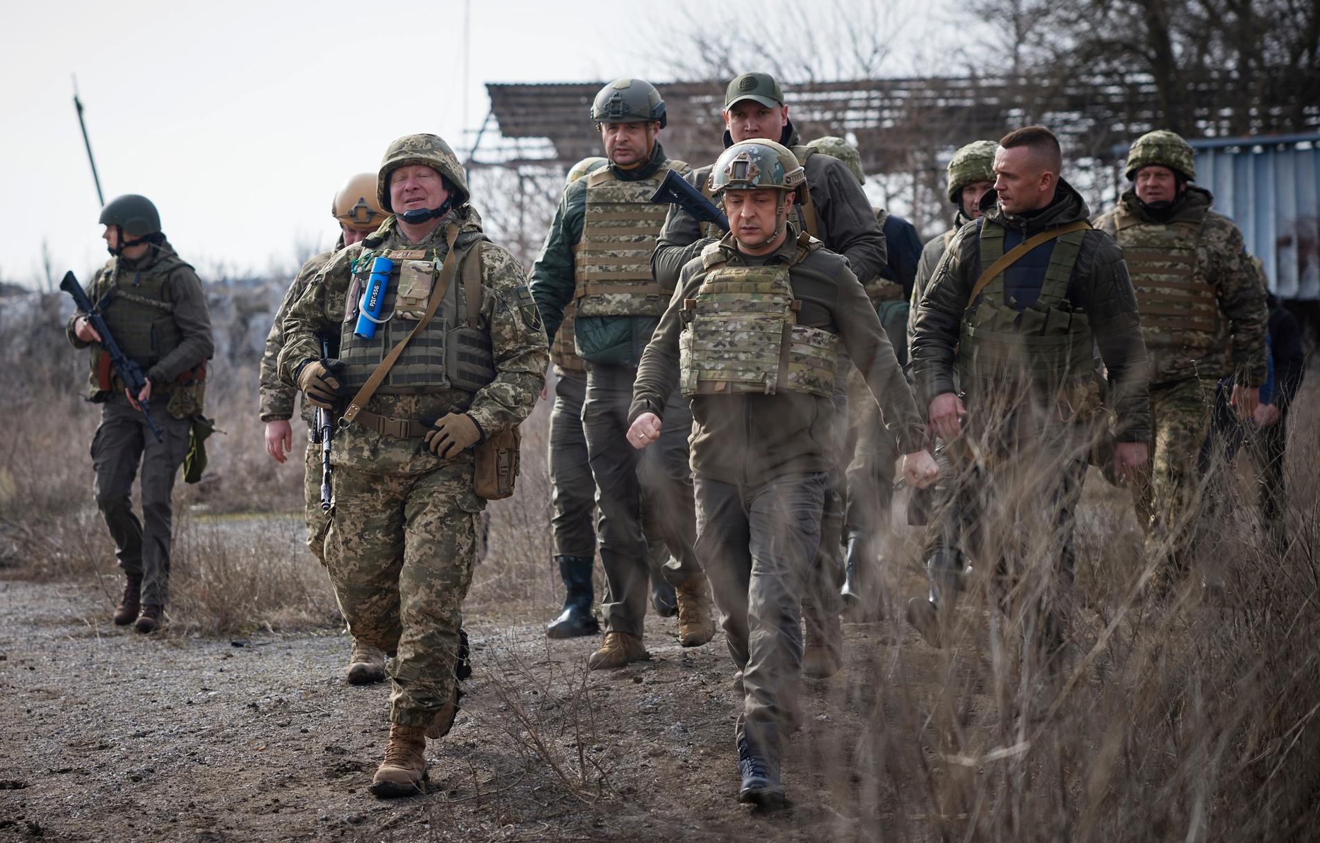 Ukrainas president Volodymyr Zelenskyj vid frontlinjen i Donetsk under torsdagen.