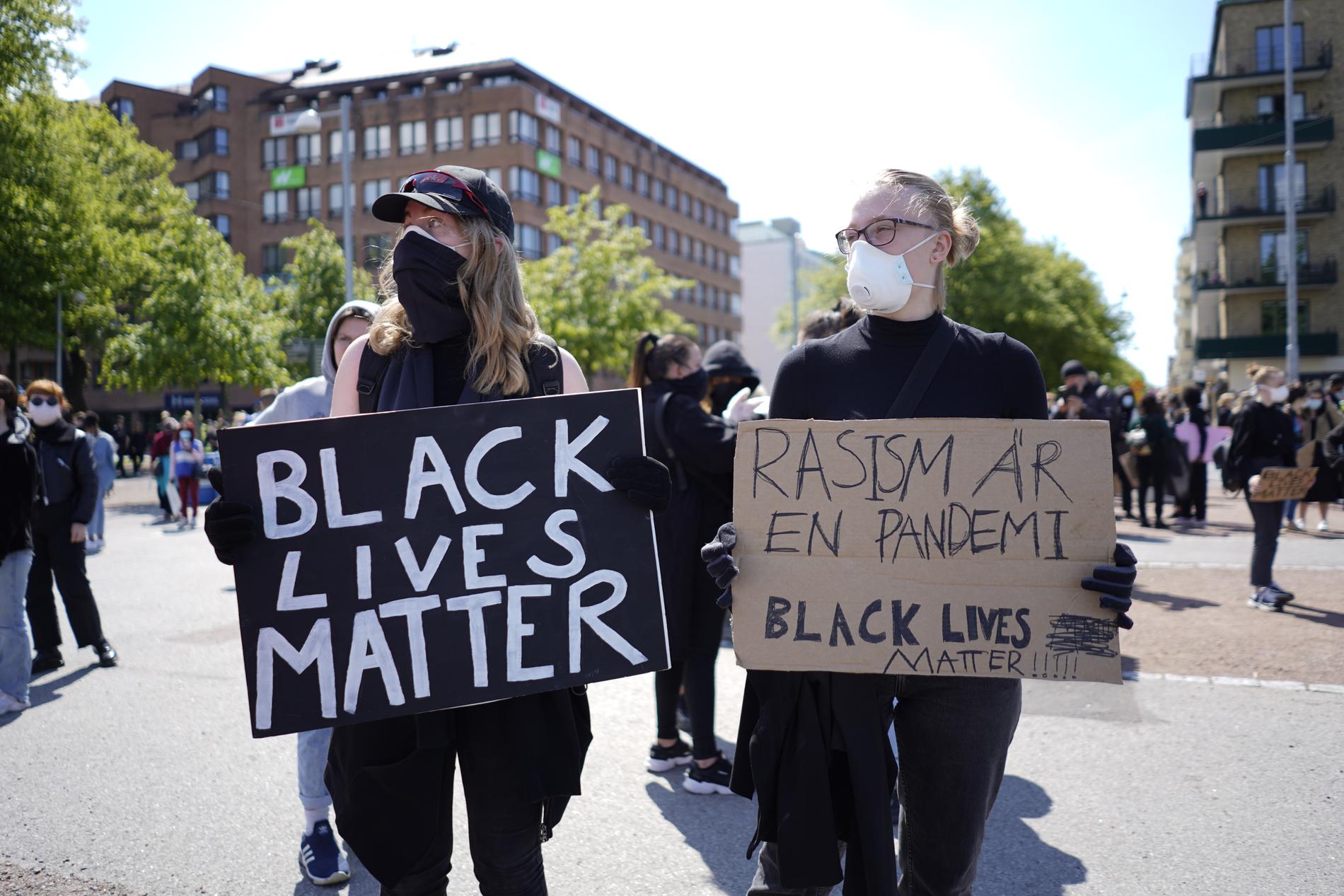 Efter demonstrationer världen över med stora samlingar i både Stockholm Malmö har protesterna mot rasism och polisbrutalitet nu nått Göteborg.